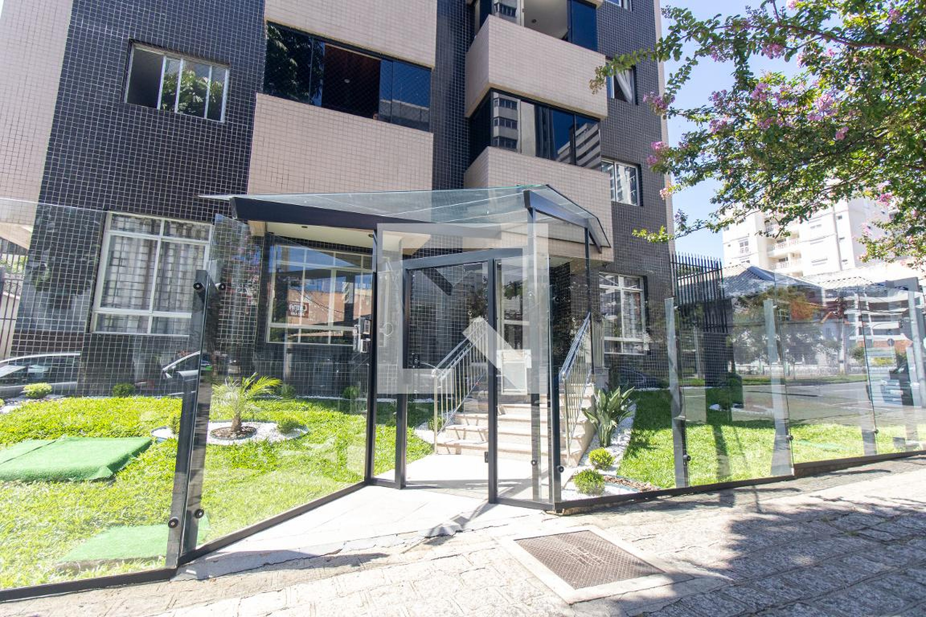 Fachada do condomínio Condomínio em Avenida Silva Jardim, 1761