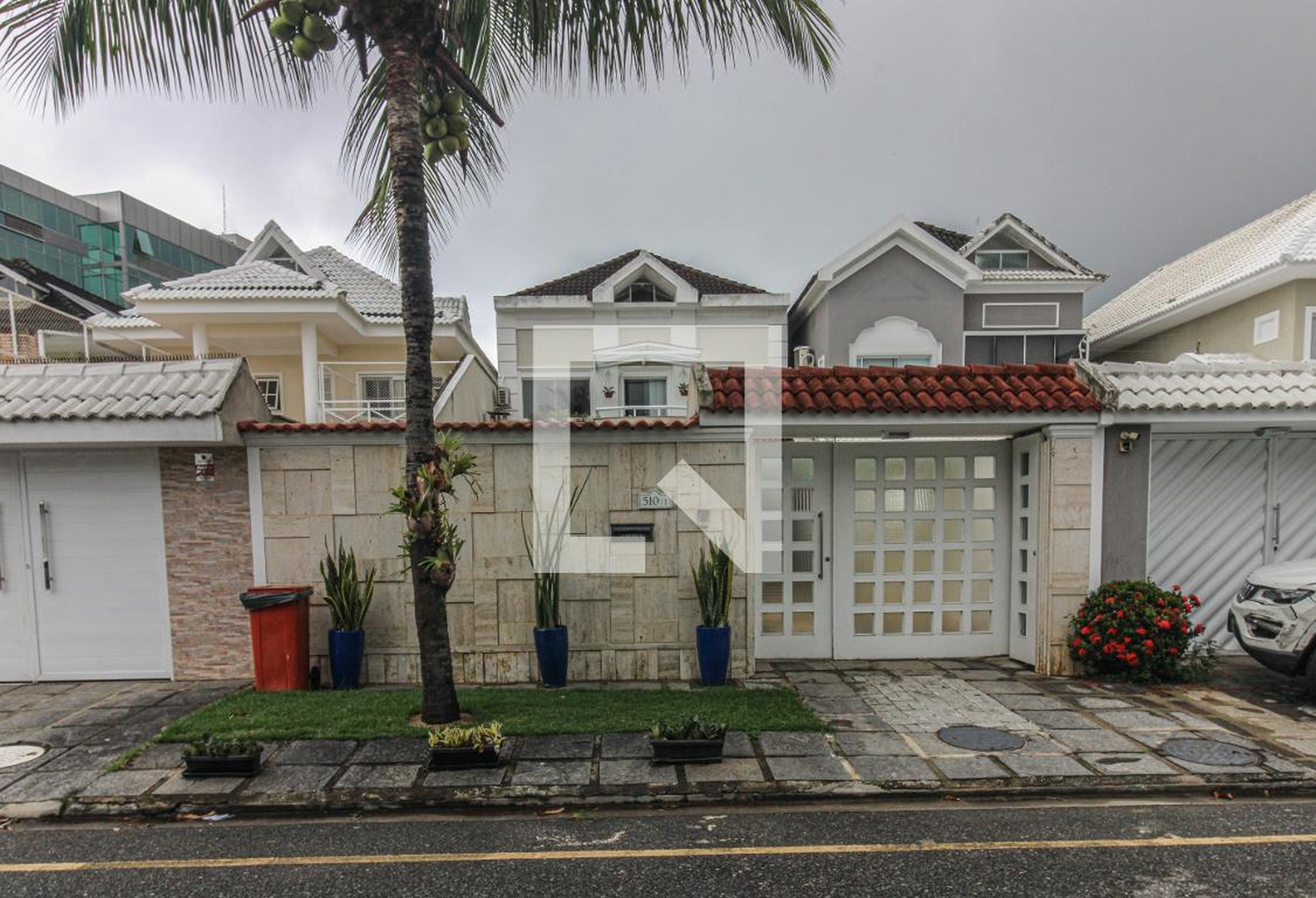 Fachada Condomínio em Rua Dr Cesar Cartel Villela, 510