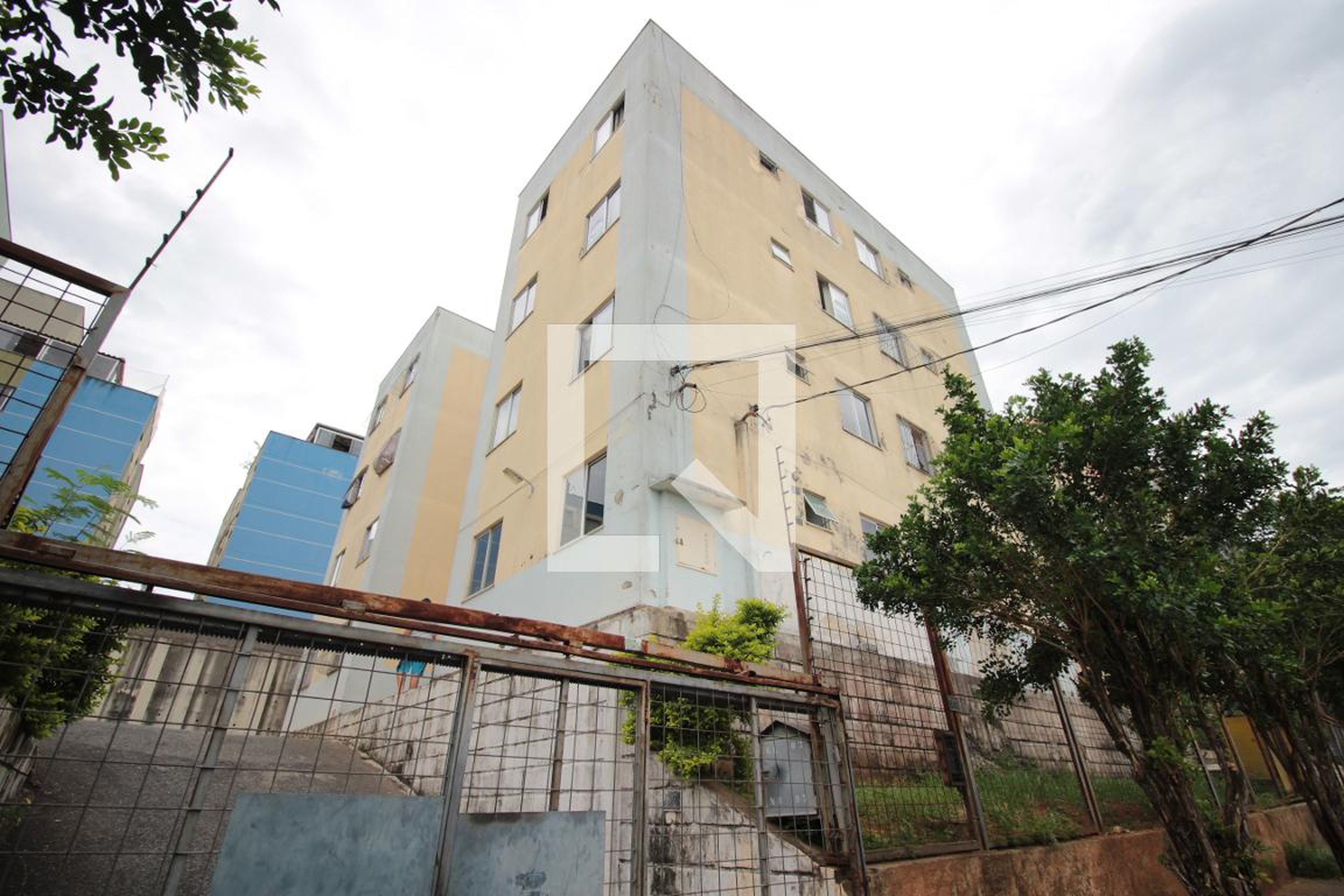 Fachada Condomínio em Rua Carlos Romeu, 97