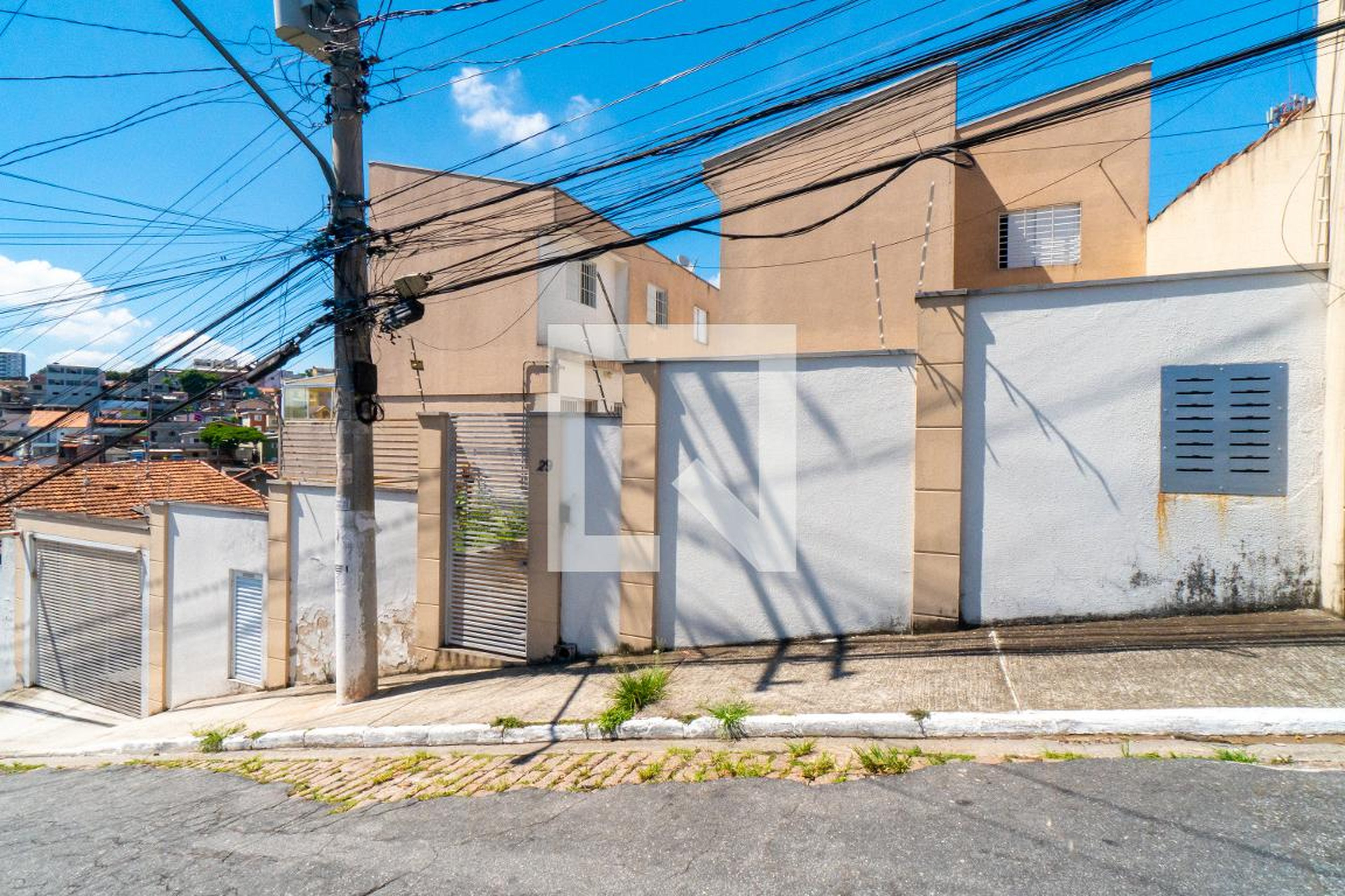 Fachada do condomínio Condomínio em Rua Luigi Bassi, 29