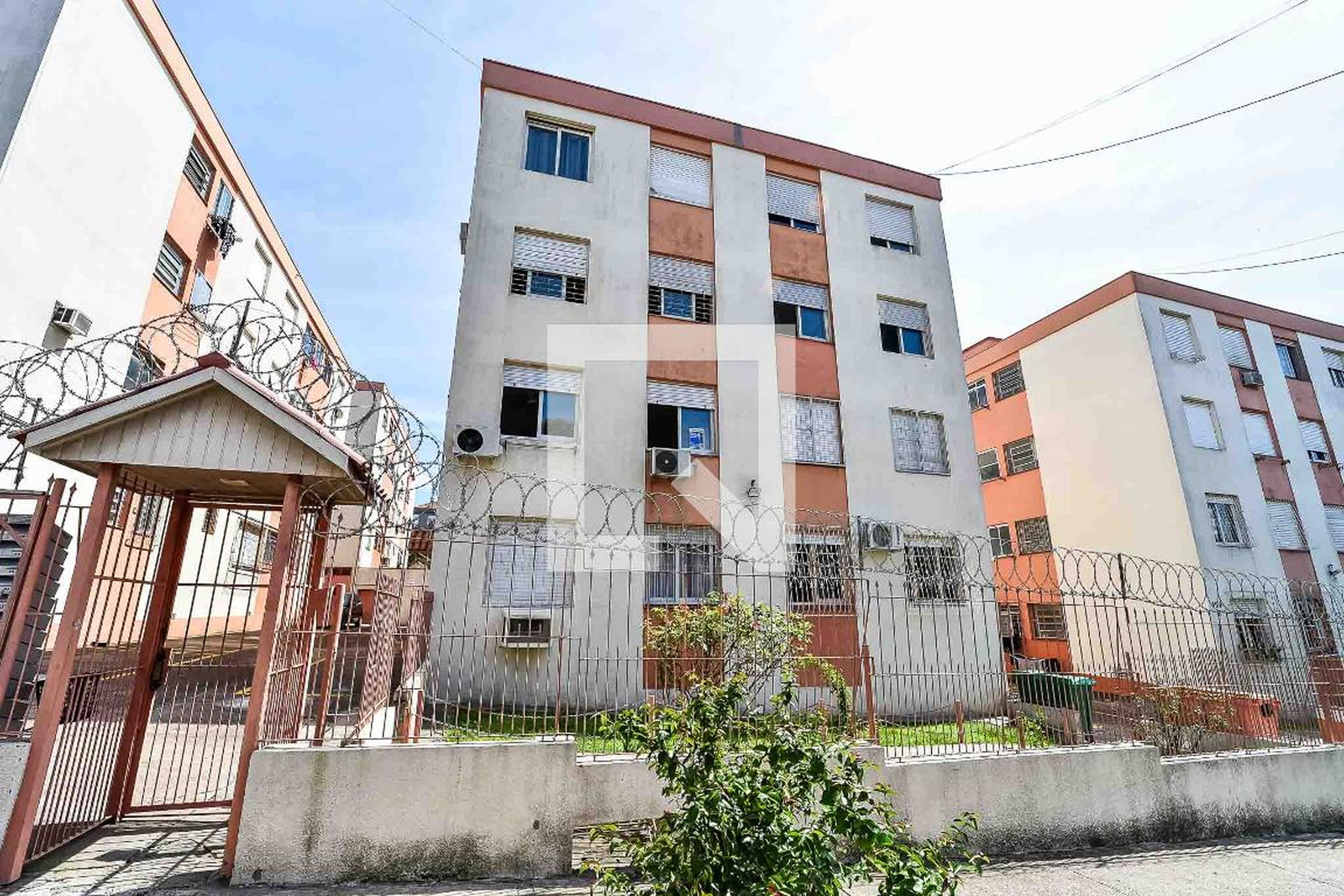 Fachada do condomínio Condomínio em Rua Doutor Aron Menda, 80