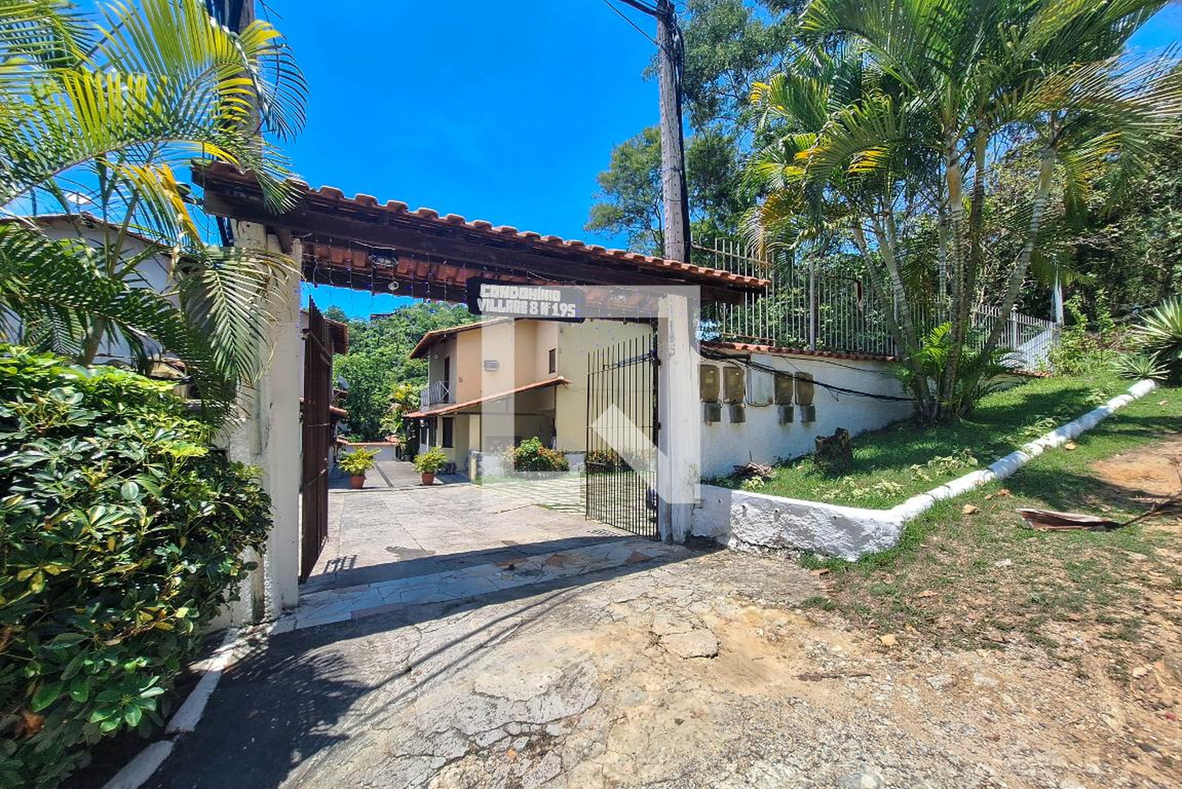 Fachada Condomínio em Rua Samambaia, 195