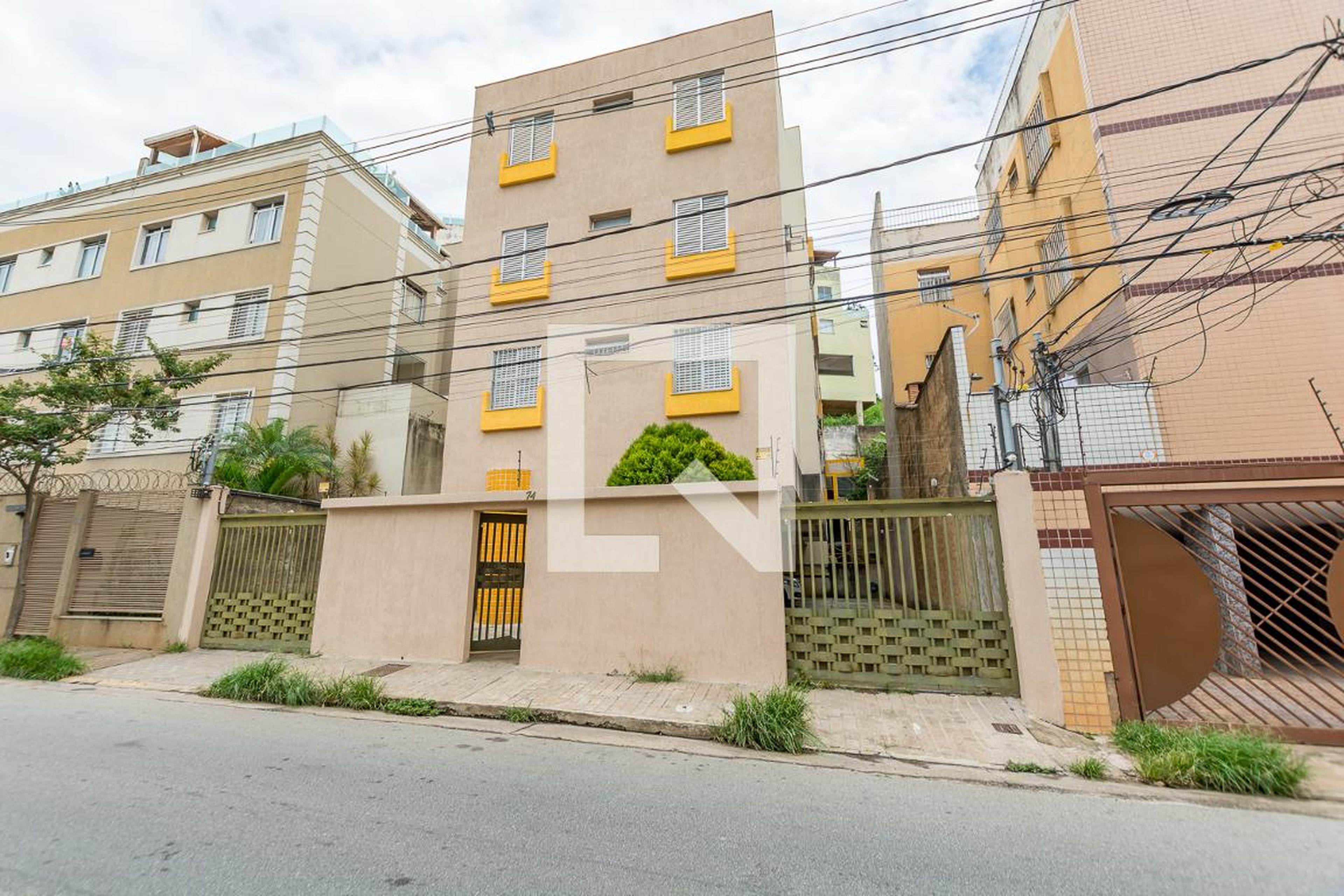 Fachada Condomínio em Rua Cordelina Silveira Mattos, 74