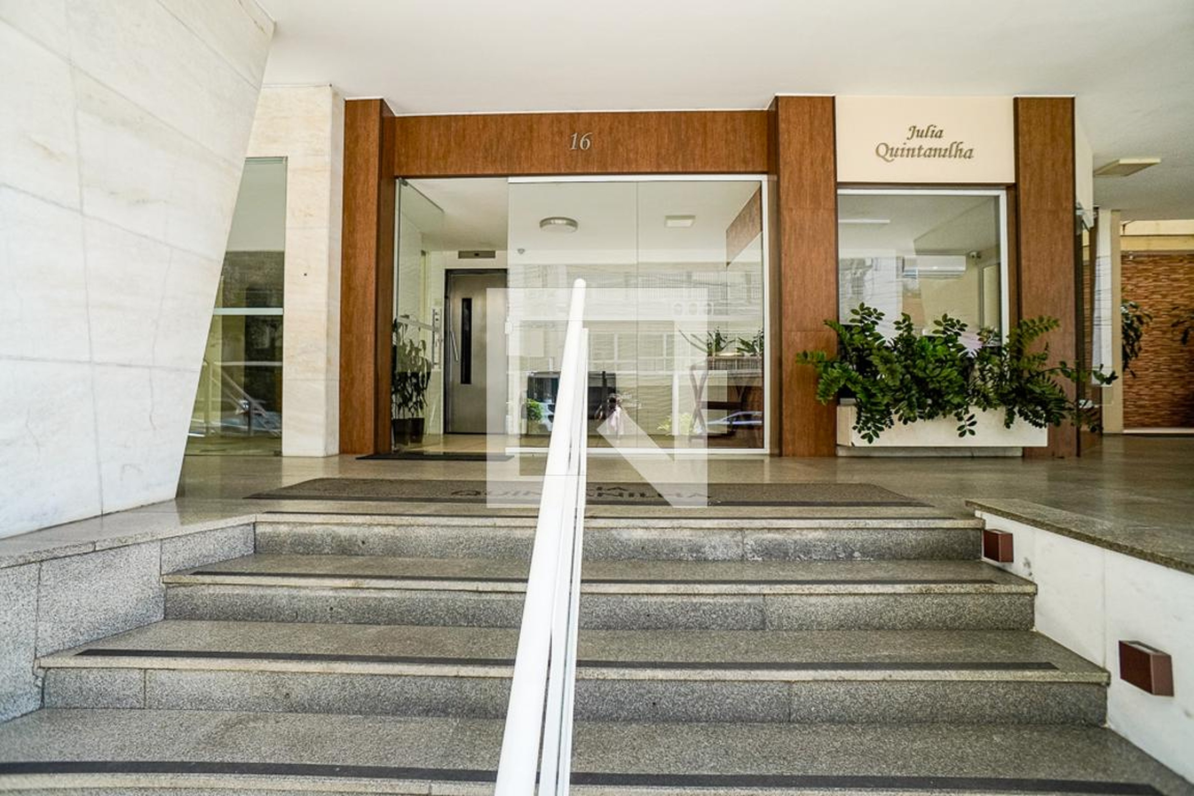 Entrada - Júlia Quintanilha