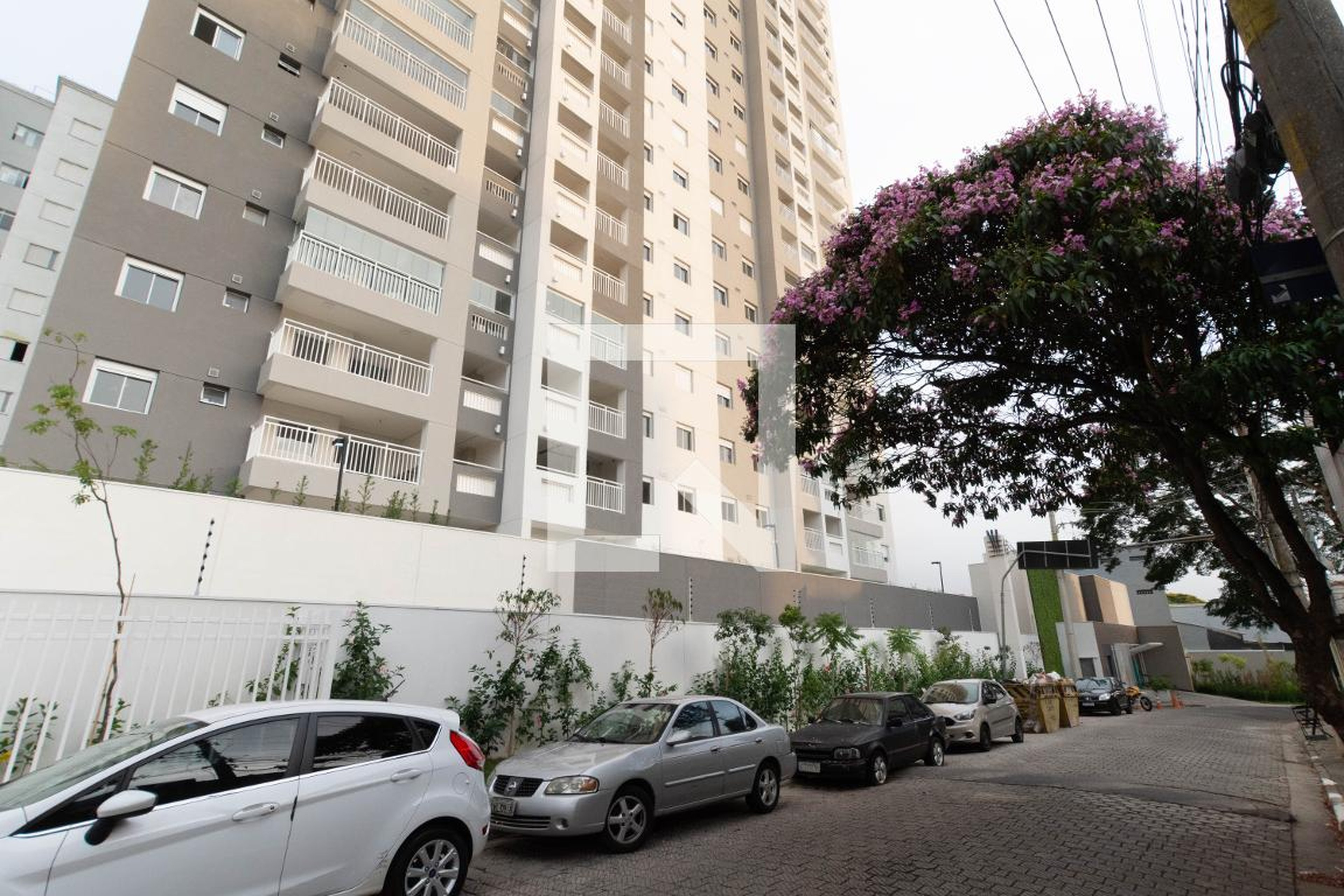 Fachada Condomínio em Rua Hélio Manzoni, 43