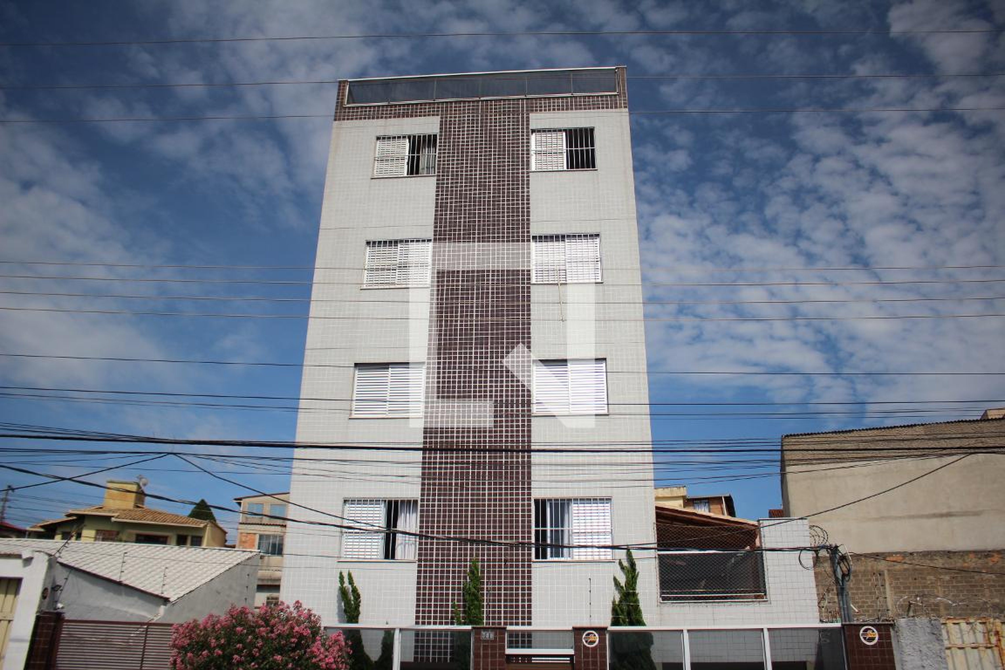 Fachada Condomínio em Rua Maria Perez Ballesteros, 300