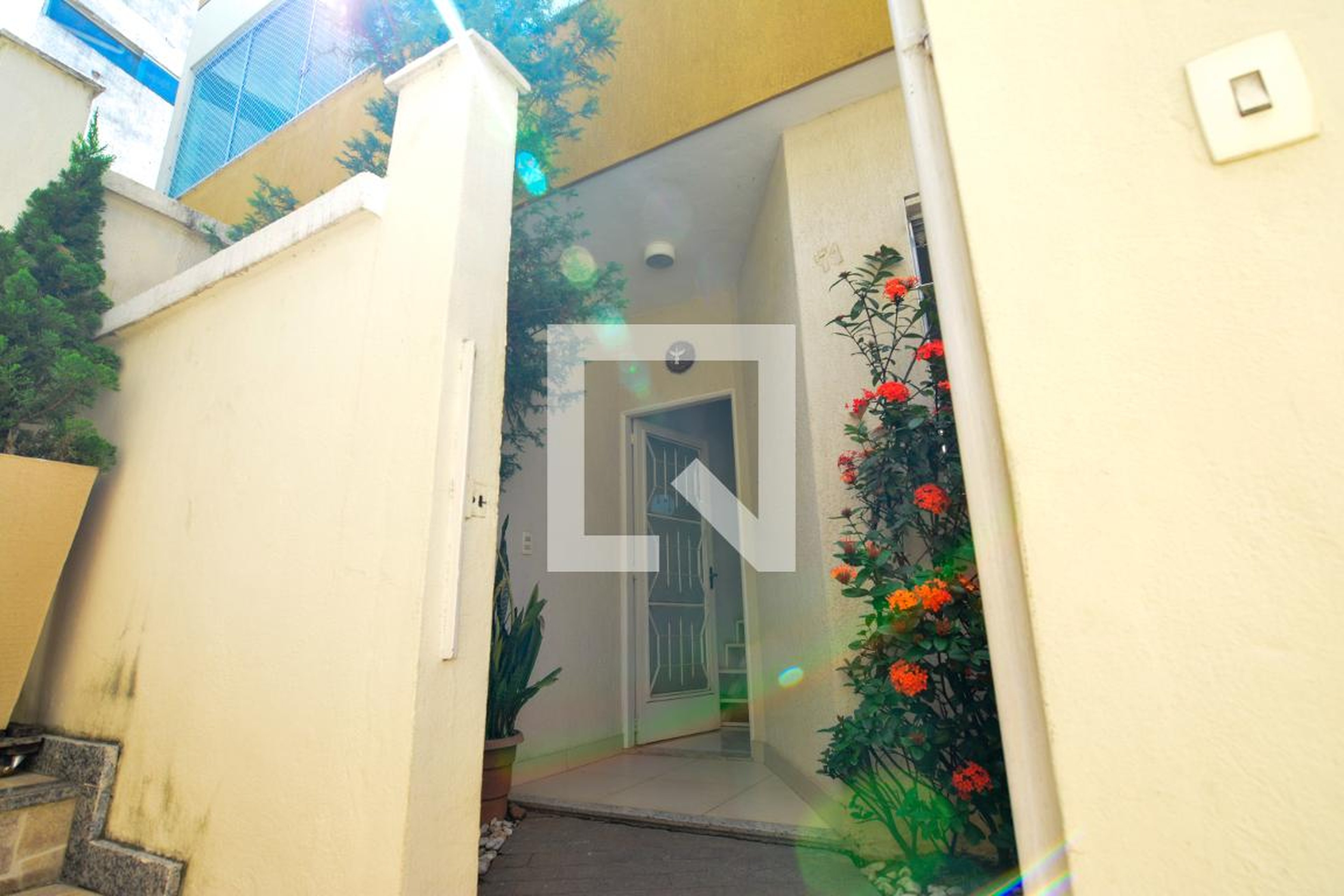 Fachada Condomínio em Rua Orlando Moretzsohn, 60