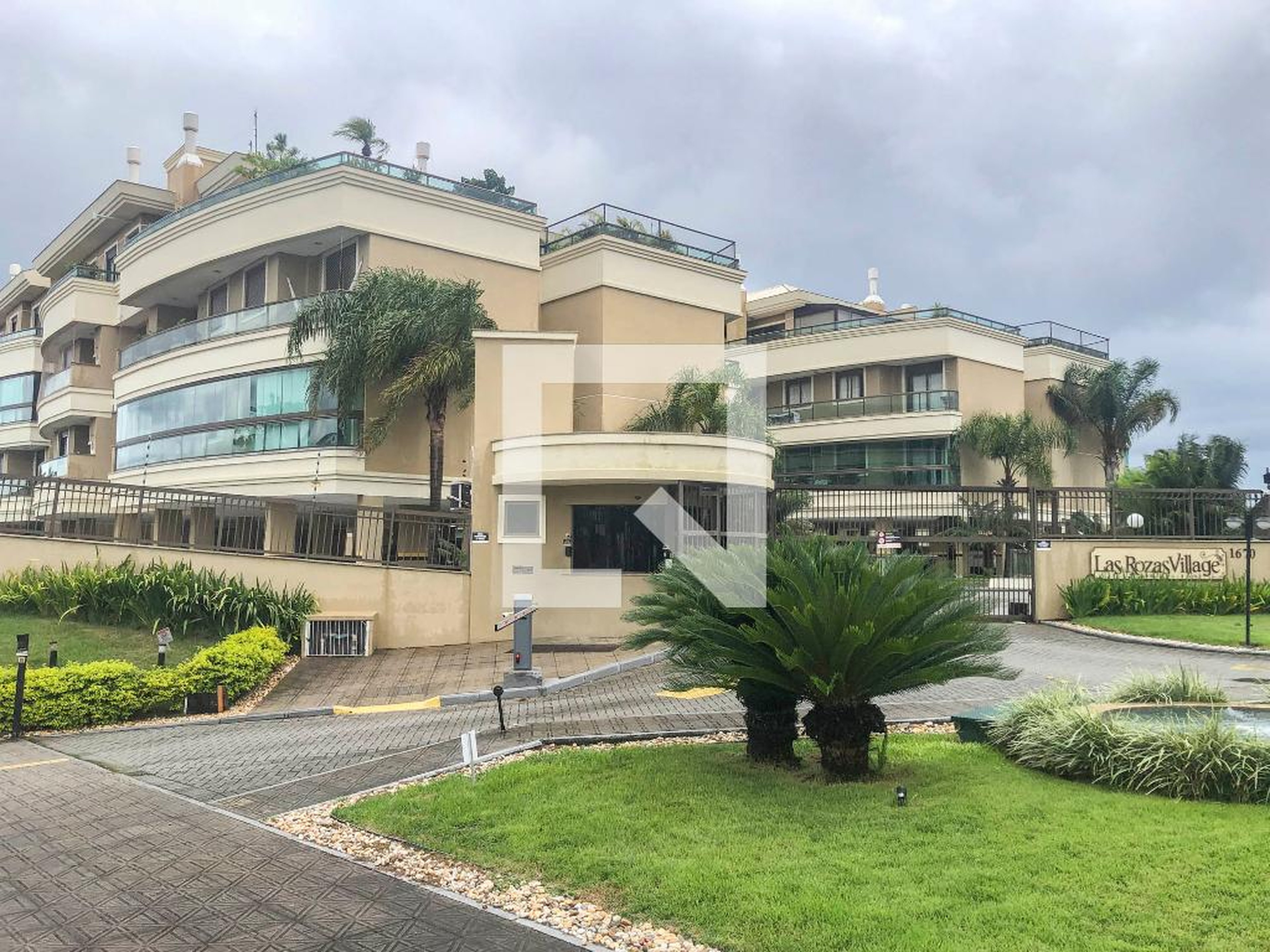 Fachada Condomínio Laz Rosas Village