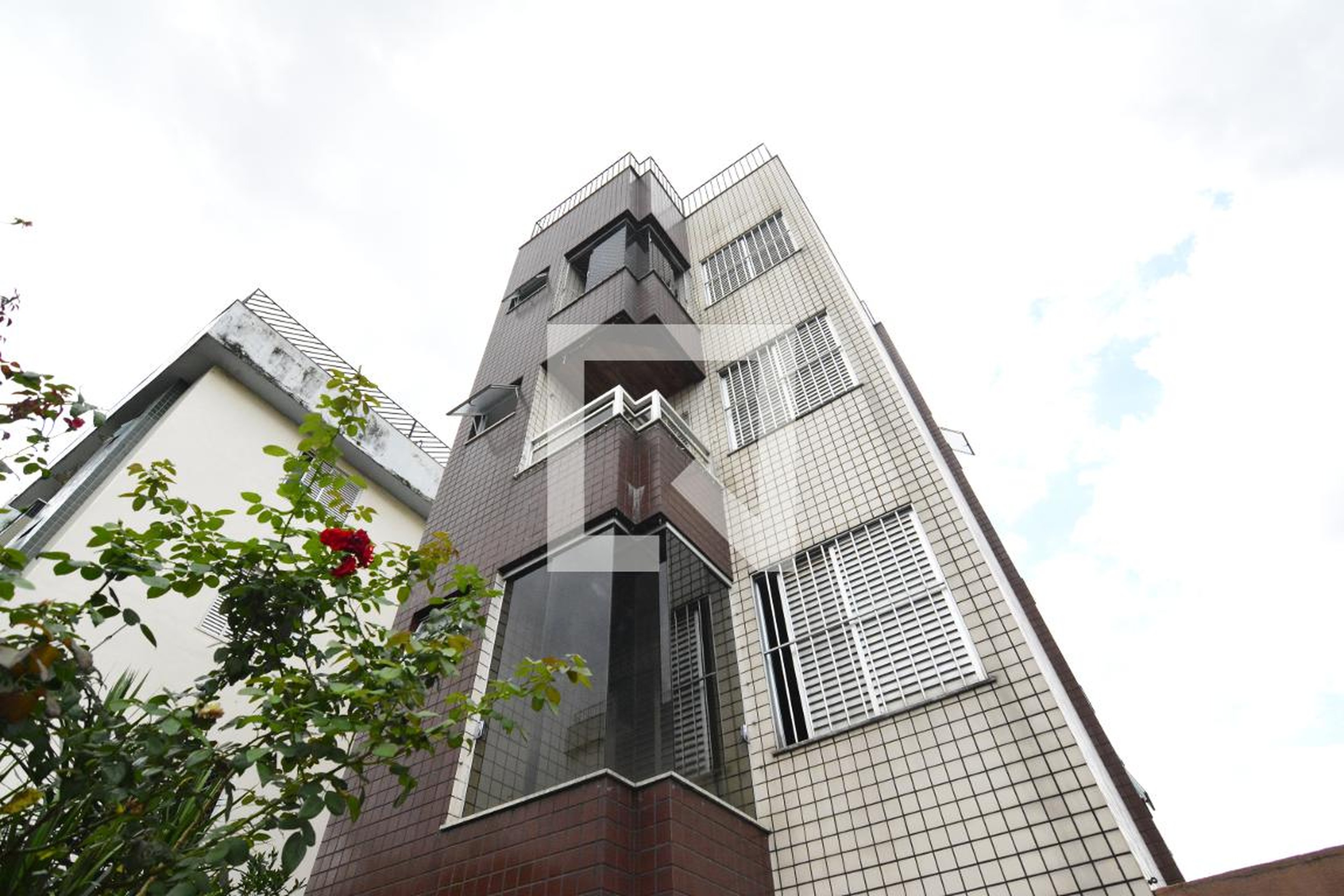 Fachada Condomínio em Rua Costa Senna, 706