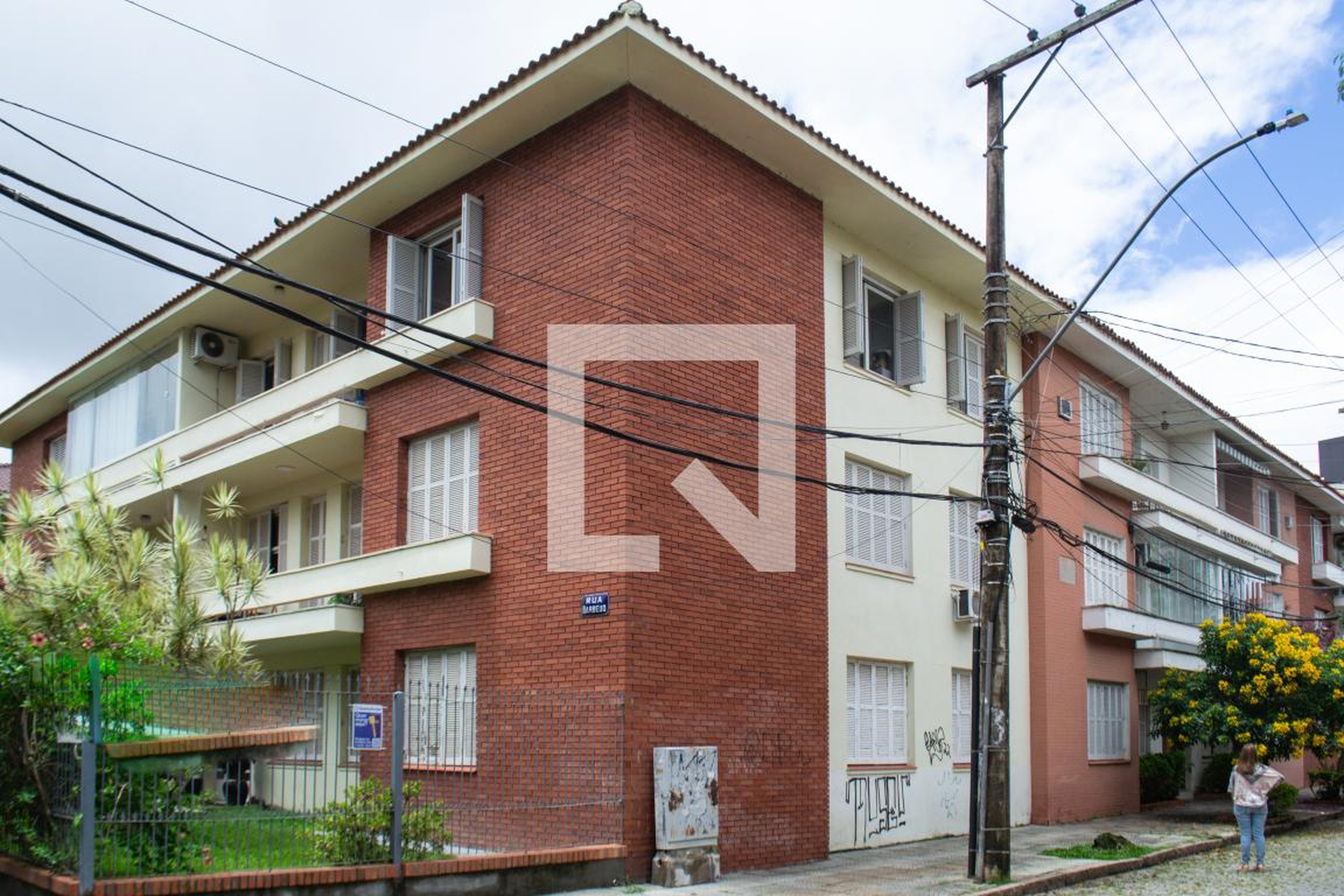 Fachada Condomínio em Rua Barbedo, 687