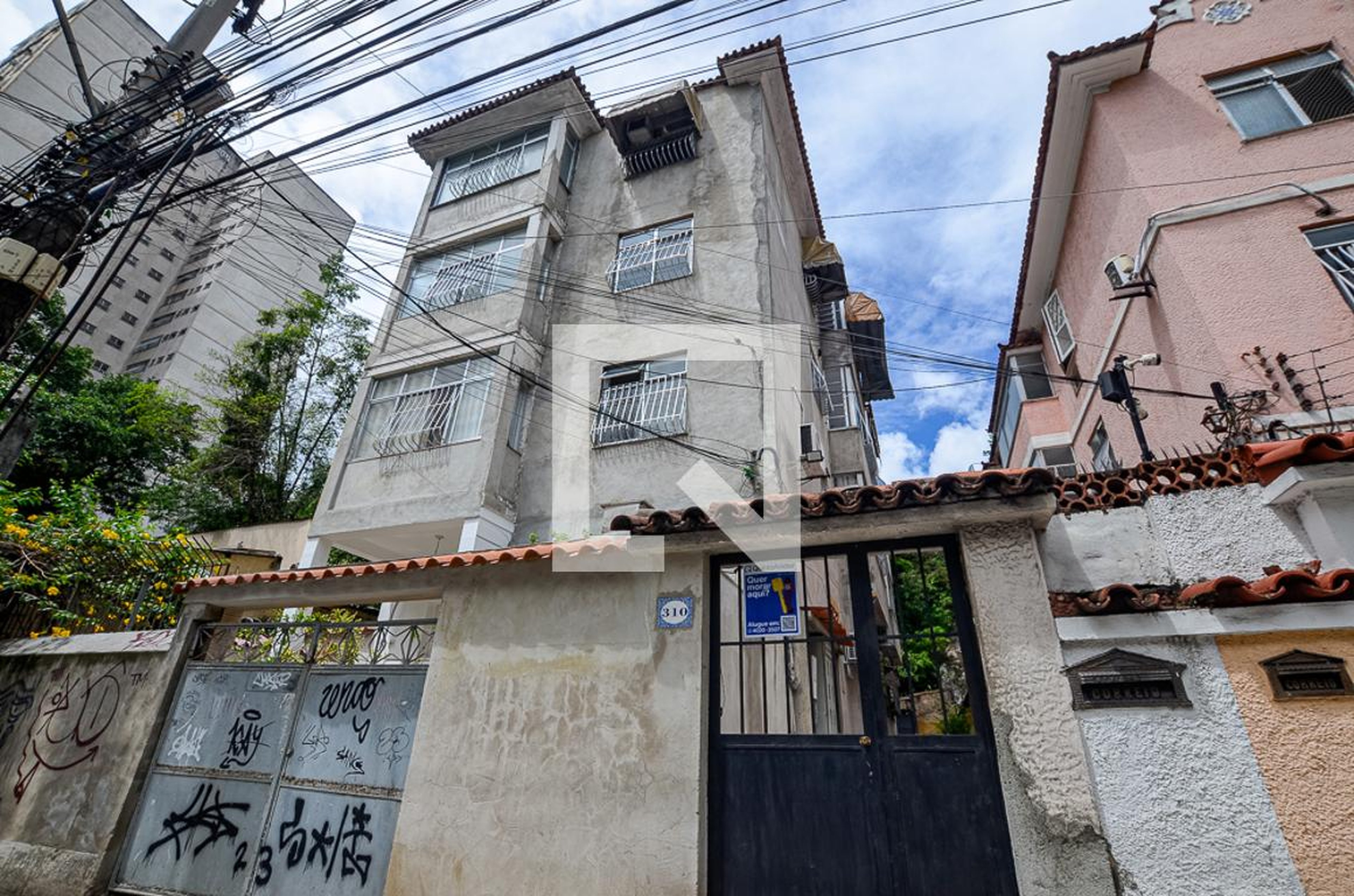 Fachada Condomínio em Rua Gavião Peixoto, 310