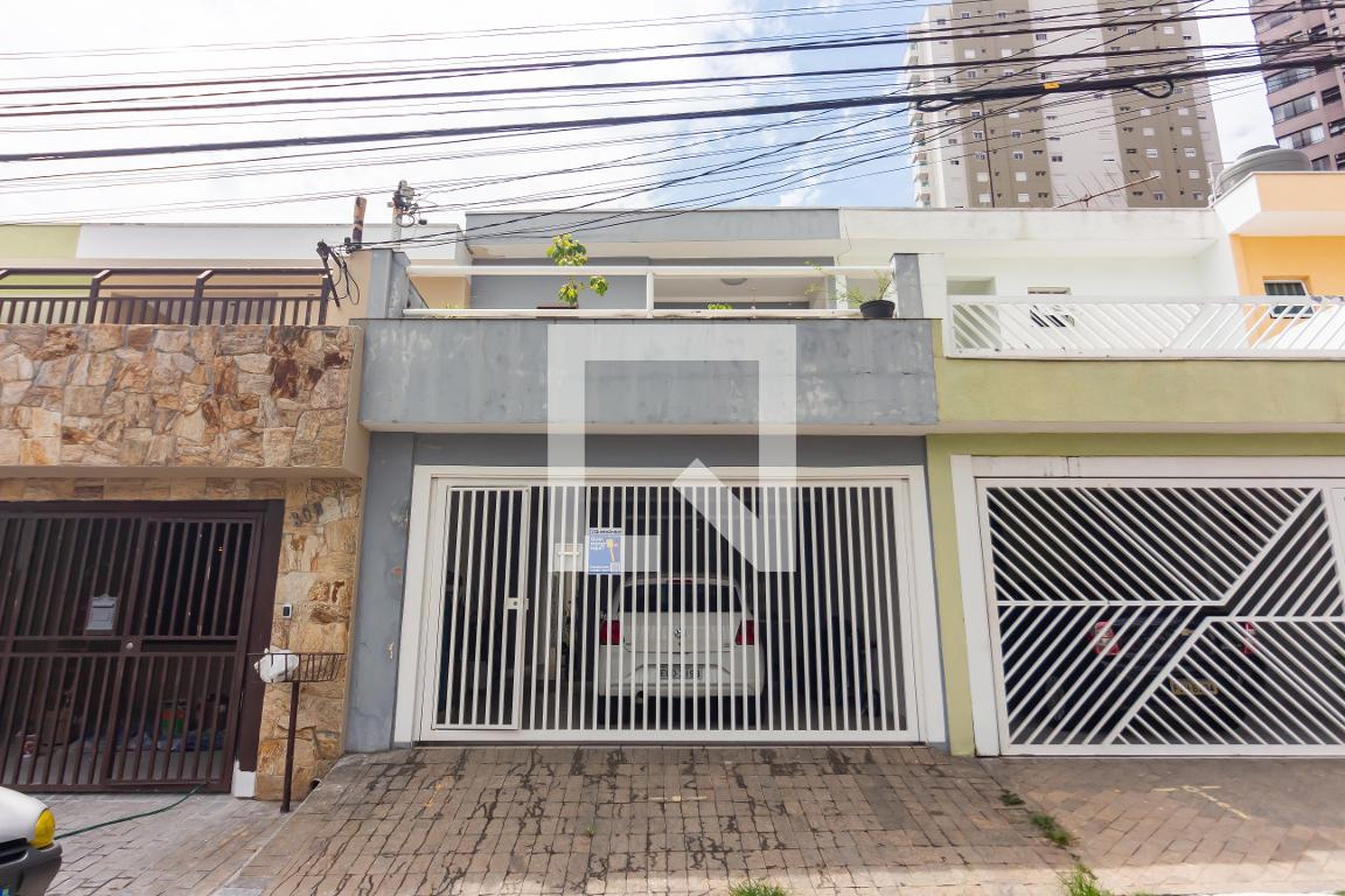 Fachada Condomínio em Rua Ângelo Este, 311