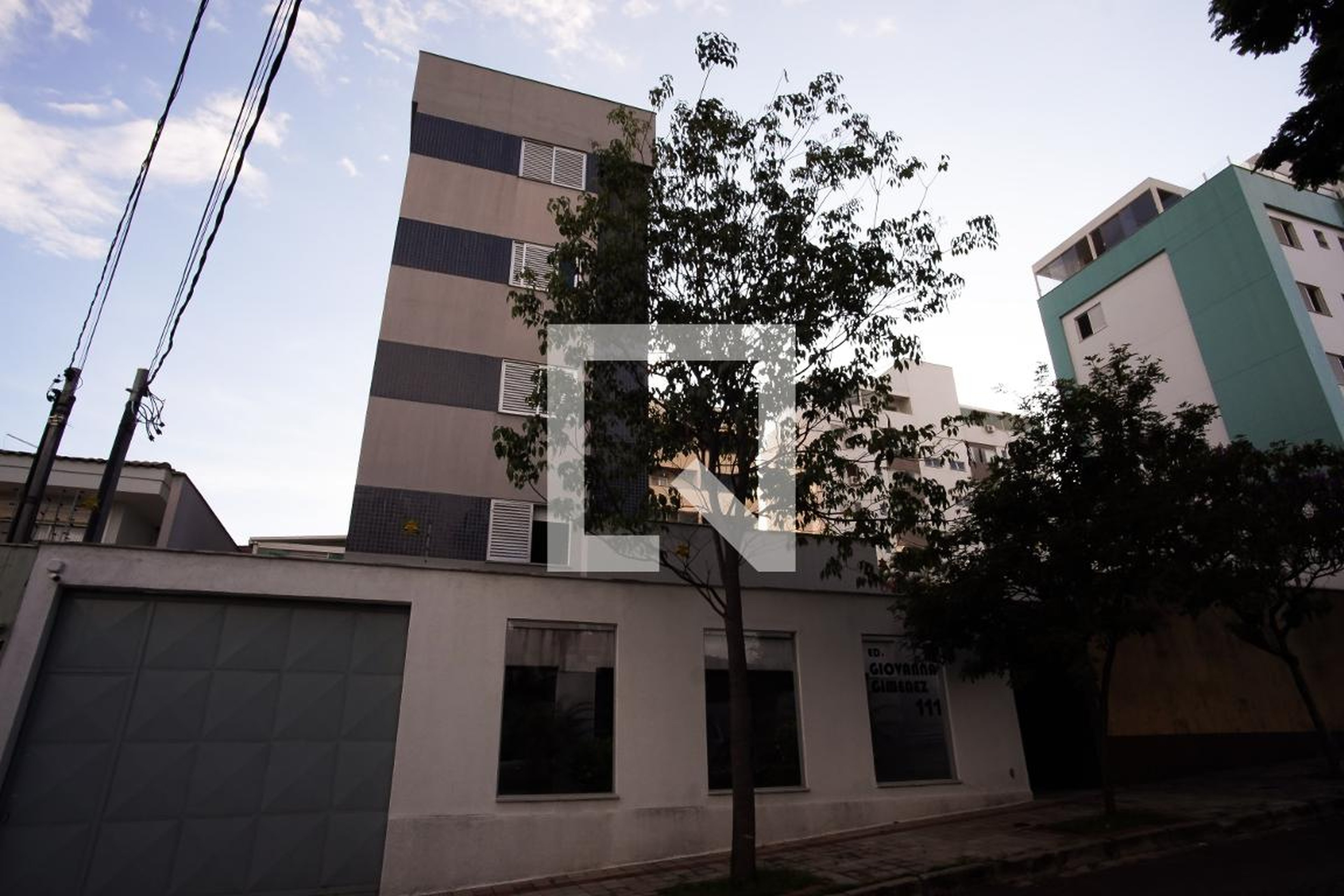 Fachada Condomínio em Rua Castelo de Almada, 111