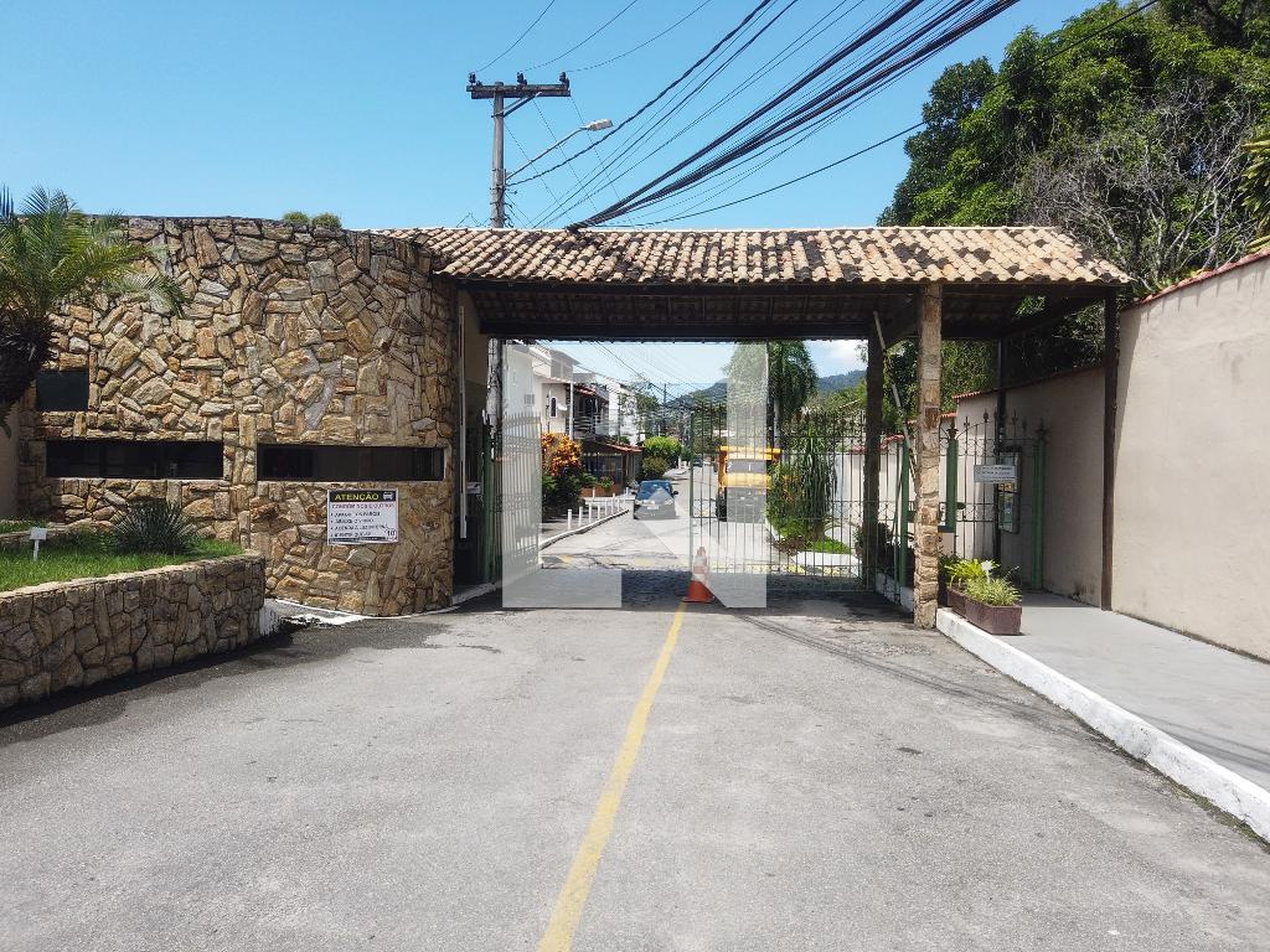 Fachada do Condomínio Condomínio Jardins do Outeiro