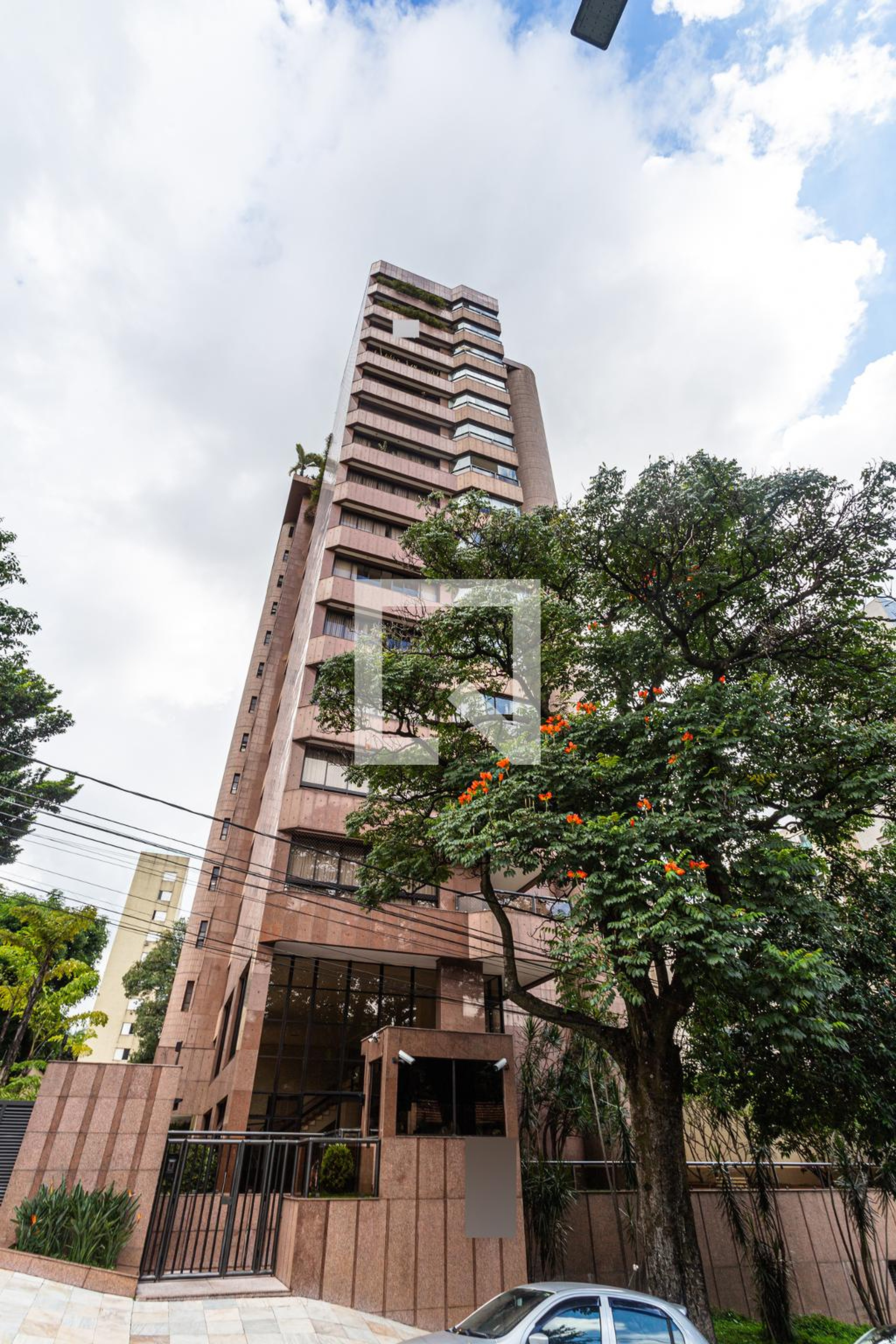 Fachada Condomínio em Rua Tomás Gonzaga, 169