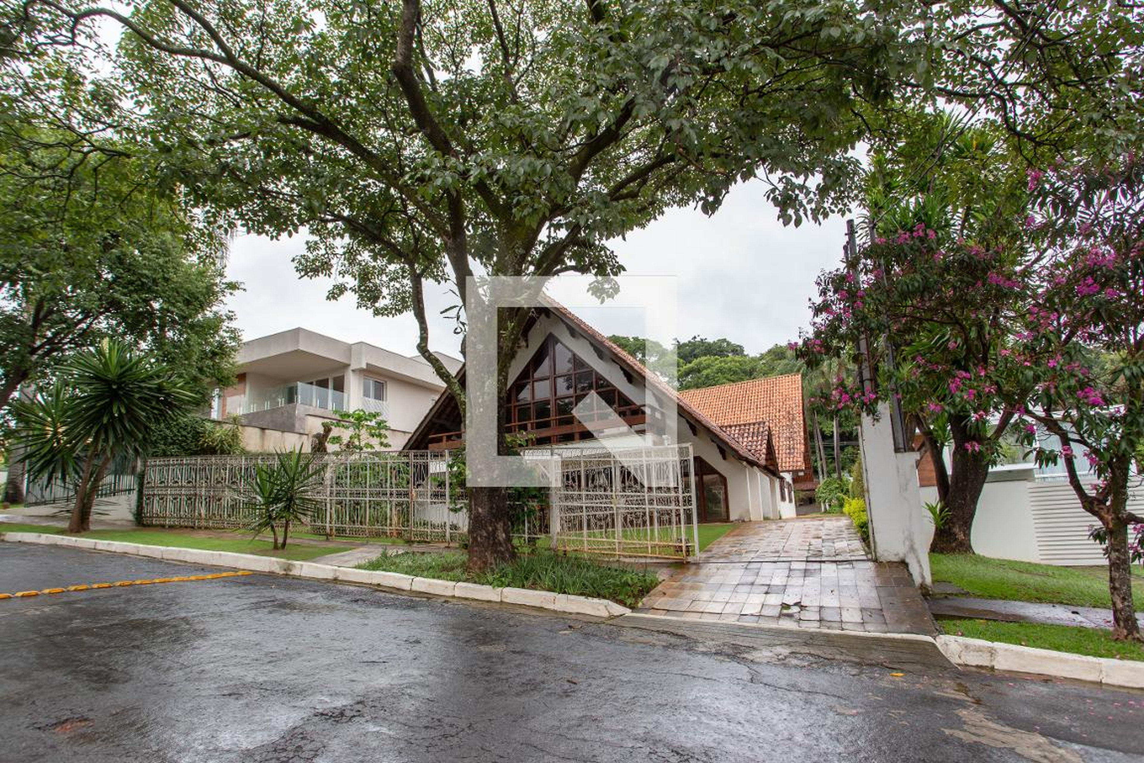 Fachada Condomínio em Rua José Quirino Rosa, 182