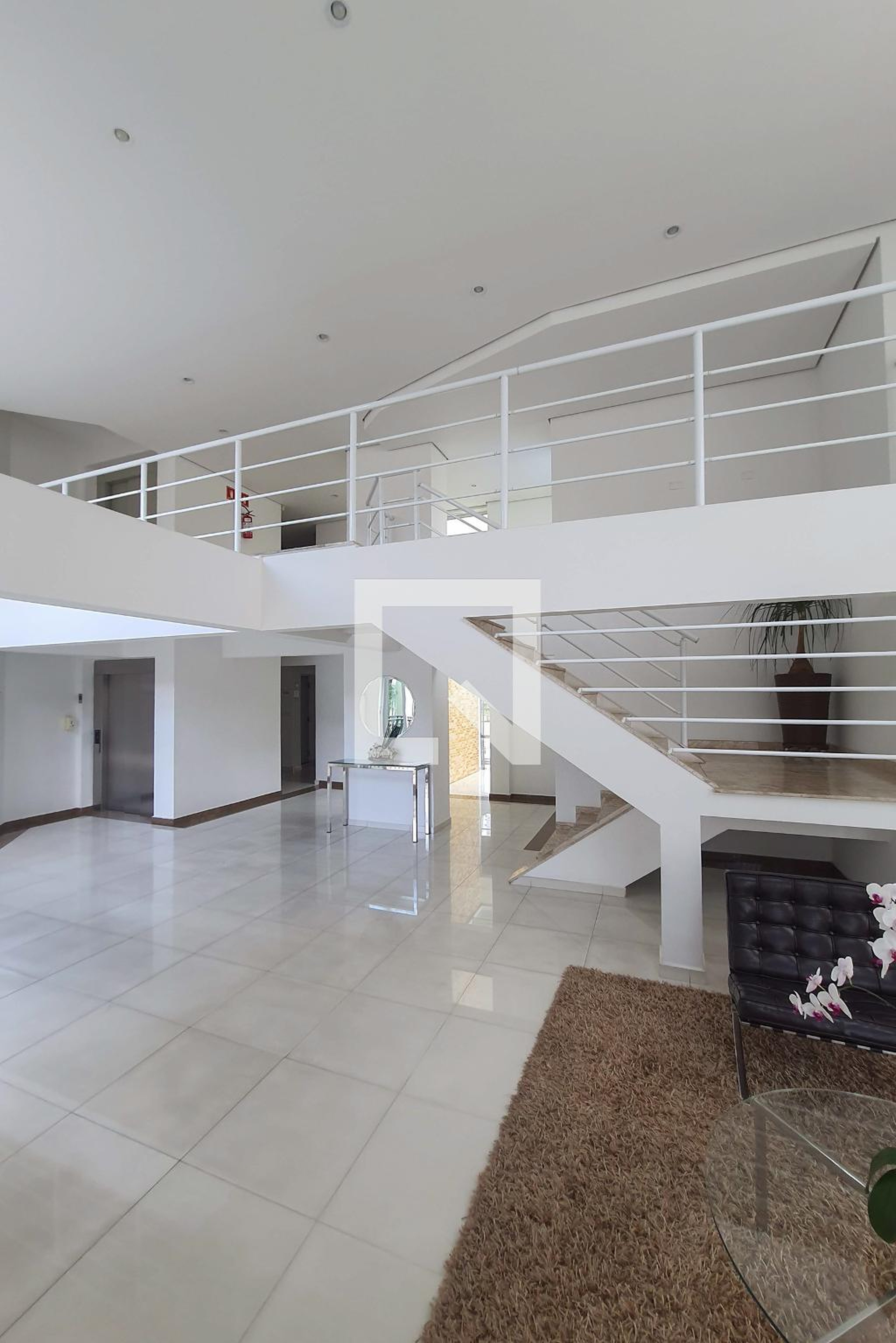 Hall - Overview Santana