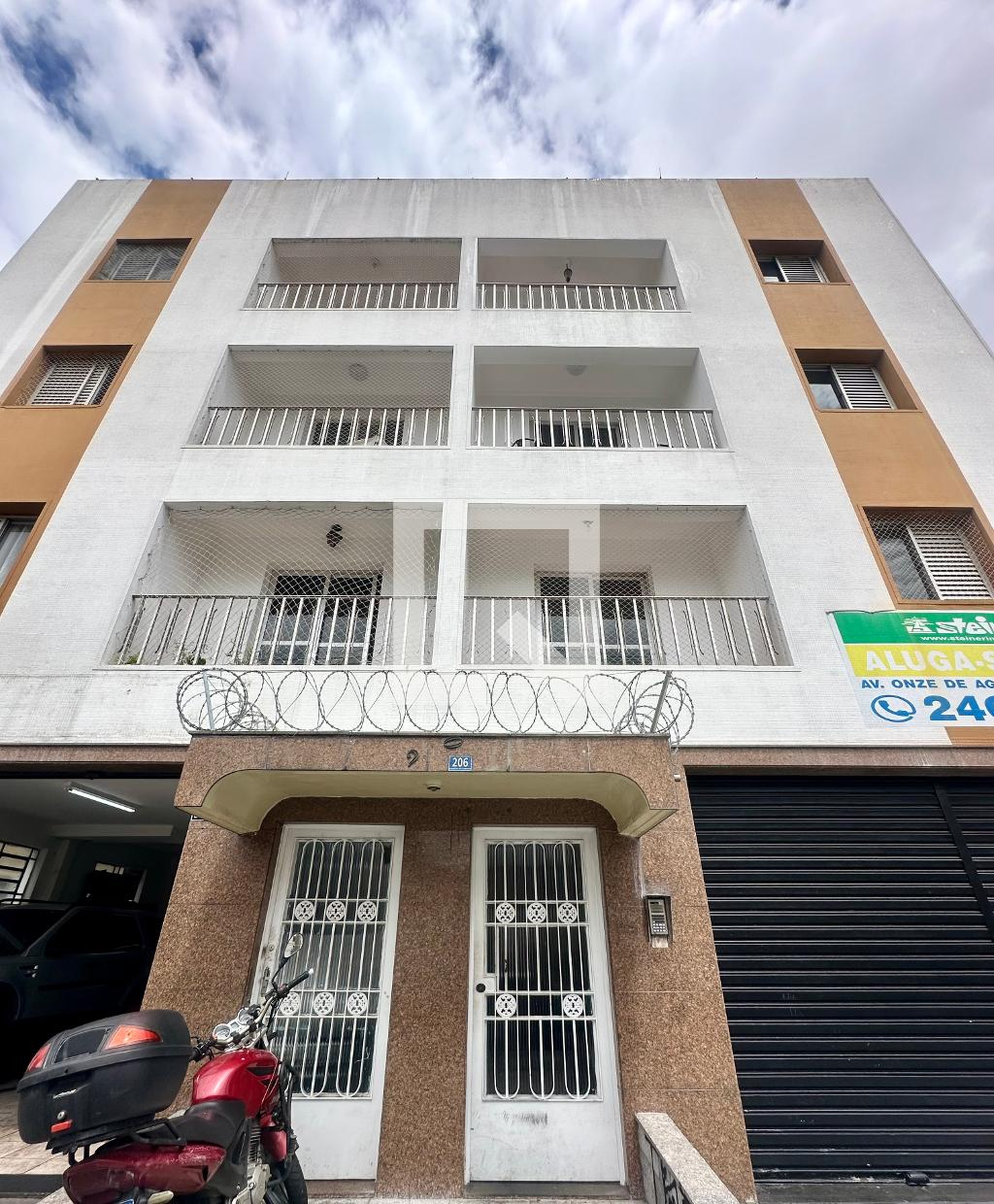 Fachada Condomínio em Rua Cabo Antônio Pereira da Silva, 206