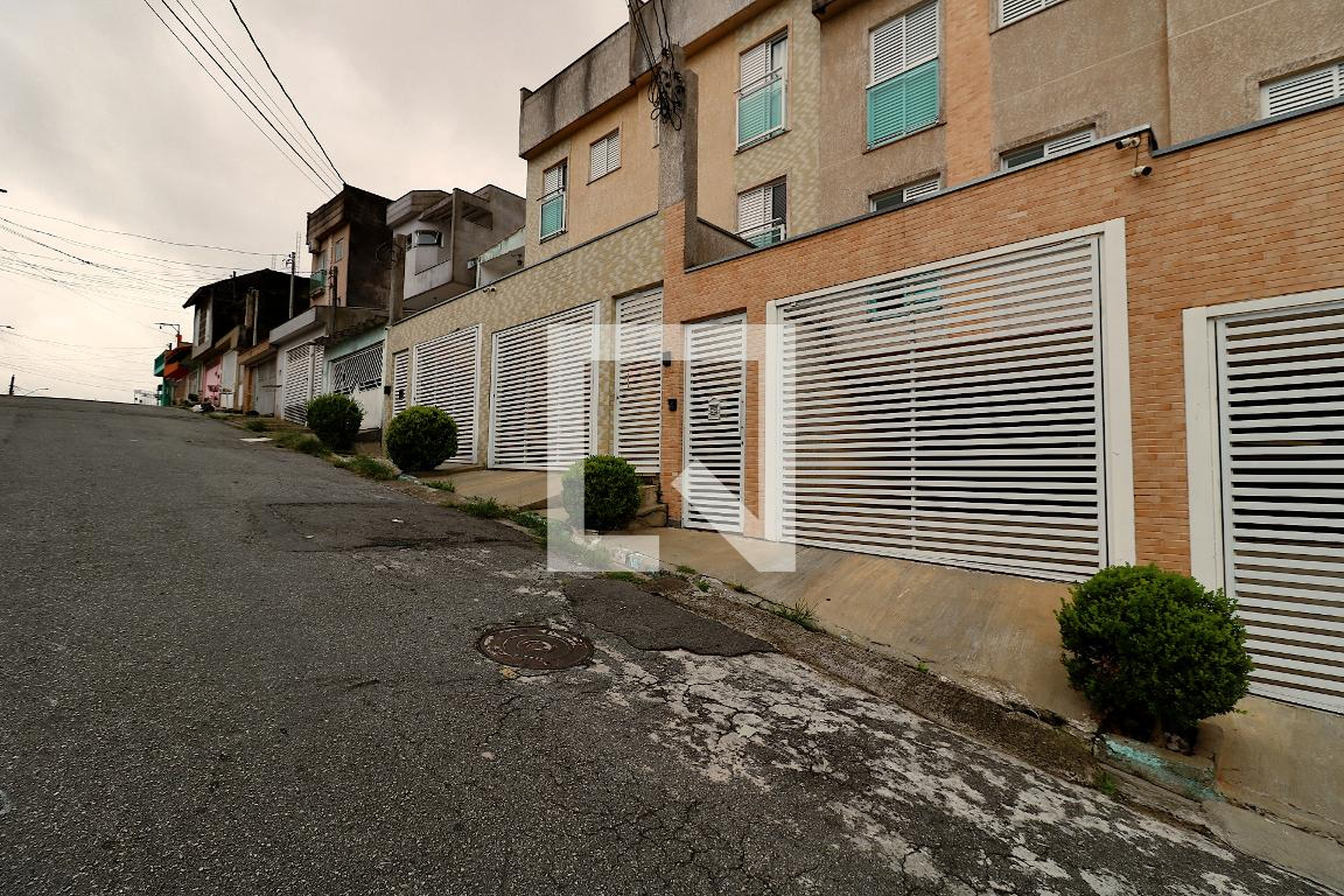 Fachada Condomínio em Rua Cangioca, 196