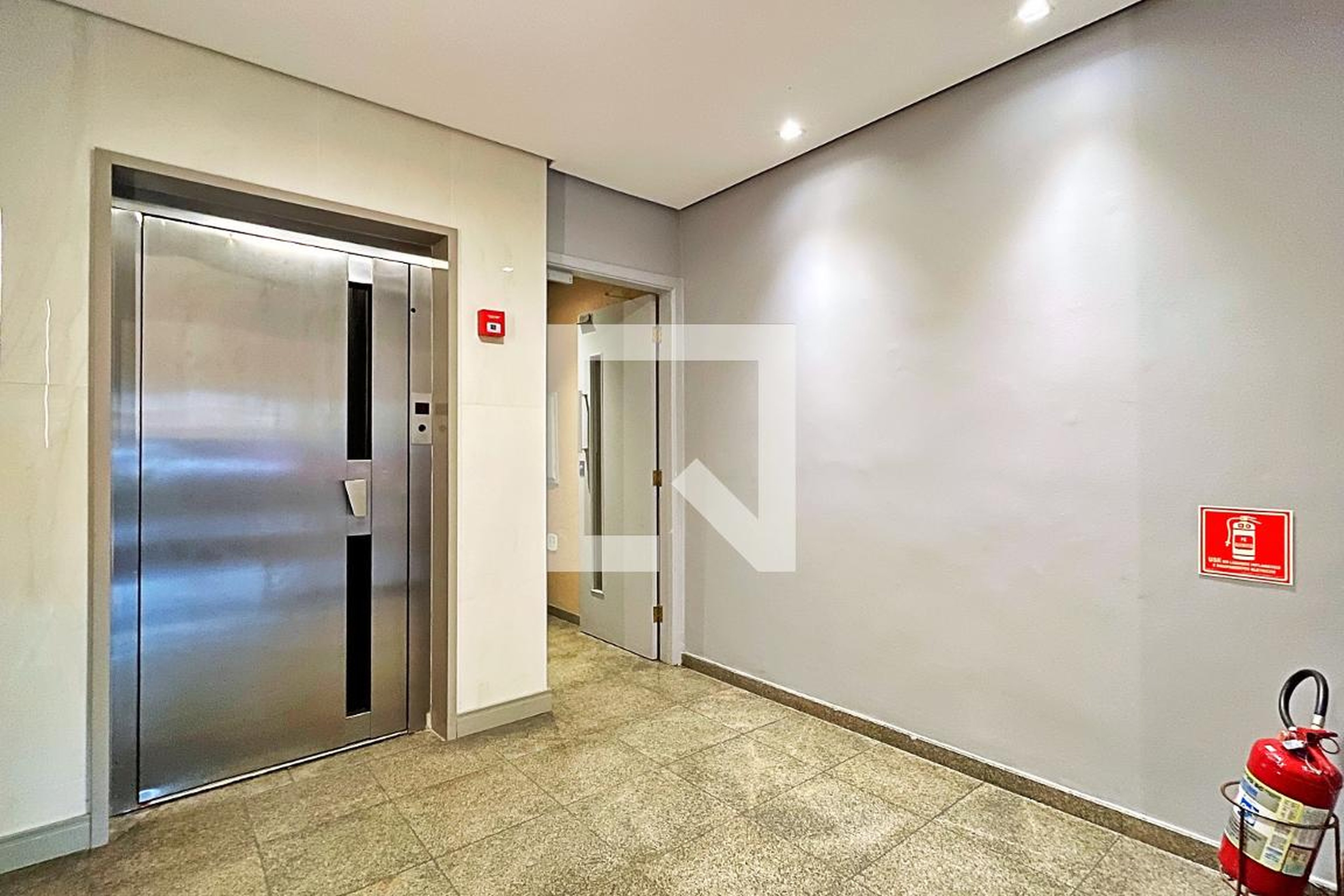 Hall de entrada Condomínio em Avenida Doutor Renato de Andrade Maia, 254