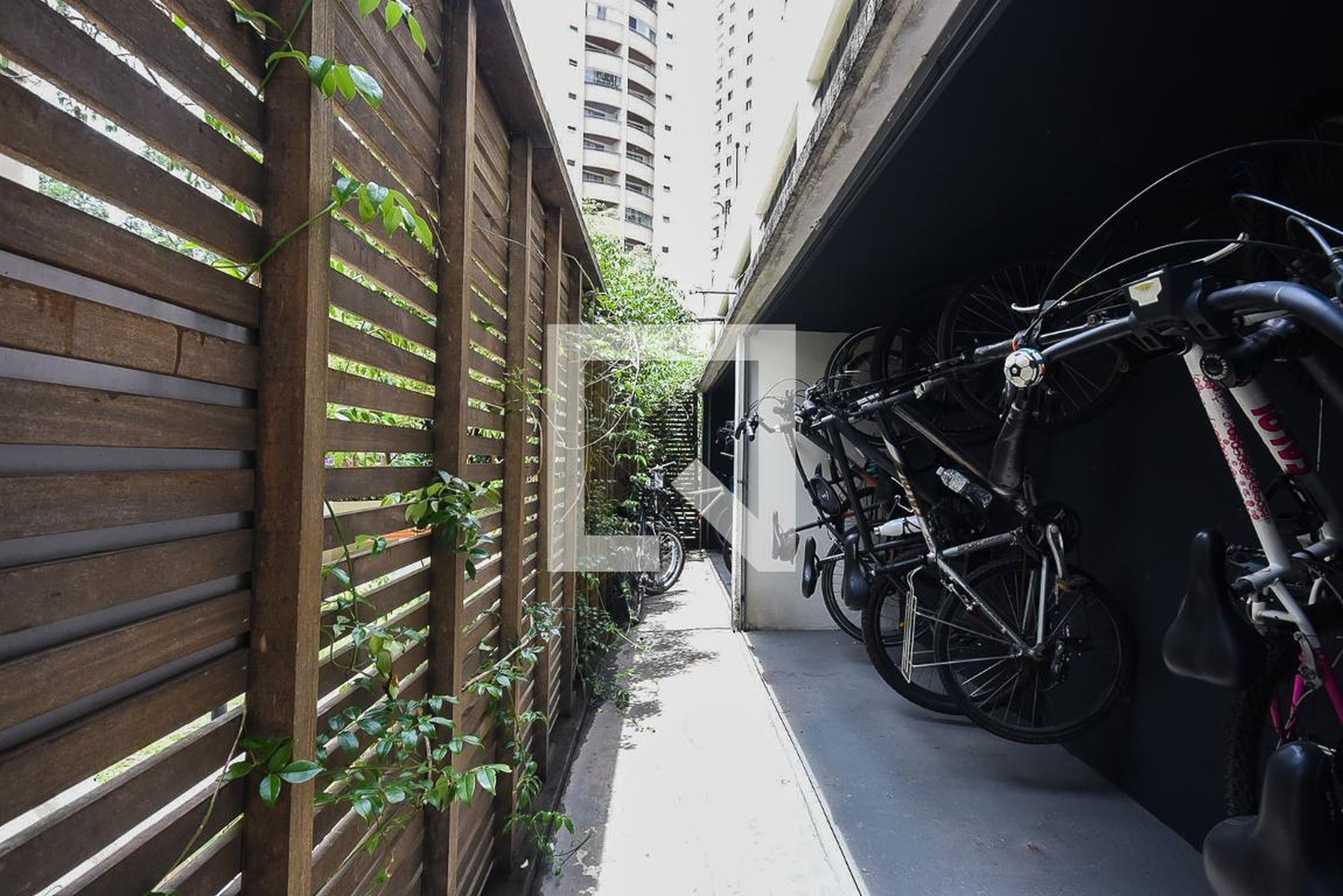 Bicicletário - Edifício C .Cerejeira Curió