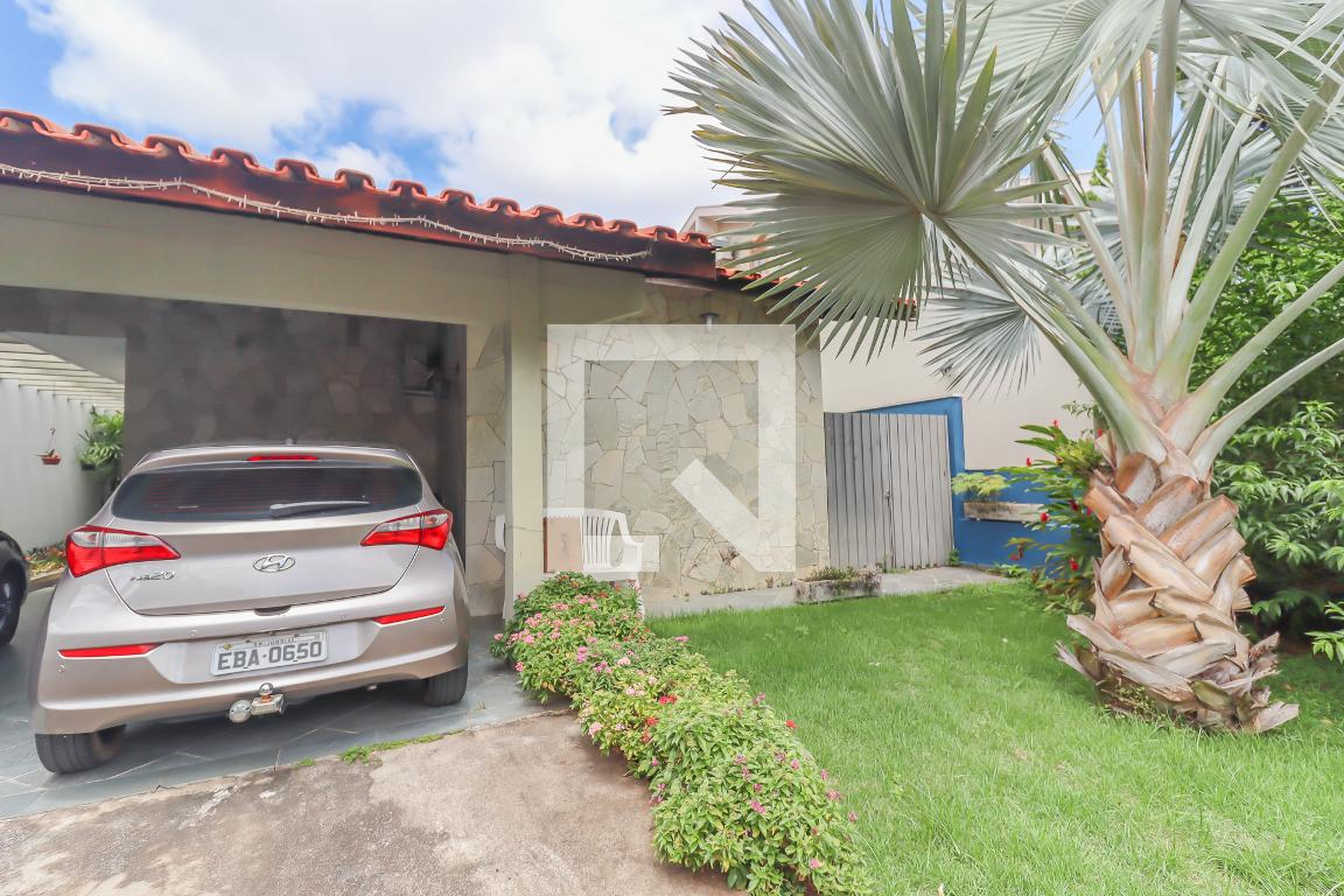 Fachada Condomínio em Rua Professora Altomira F Bernardi, 60