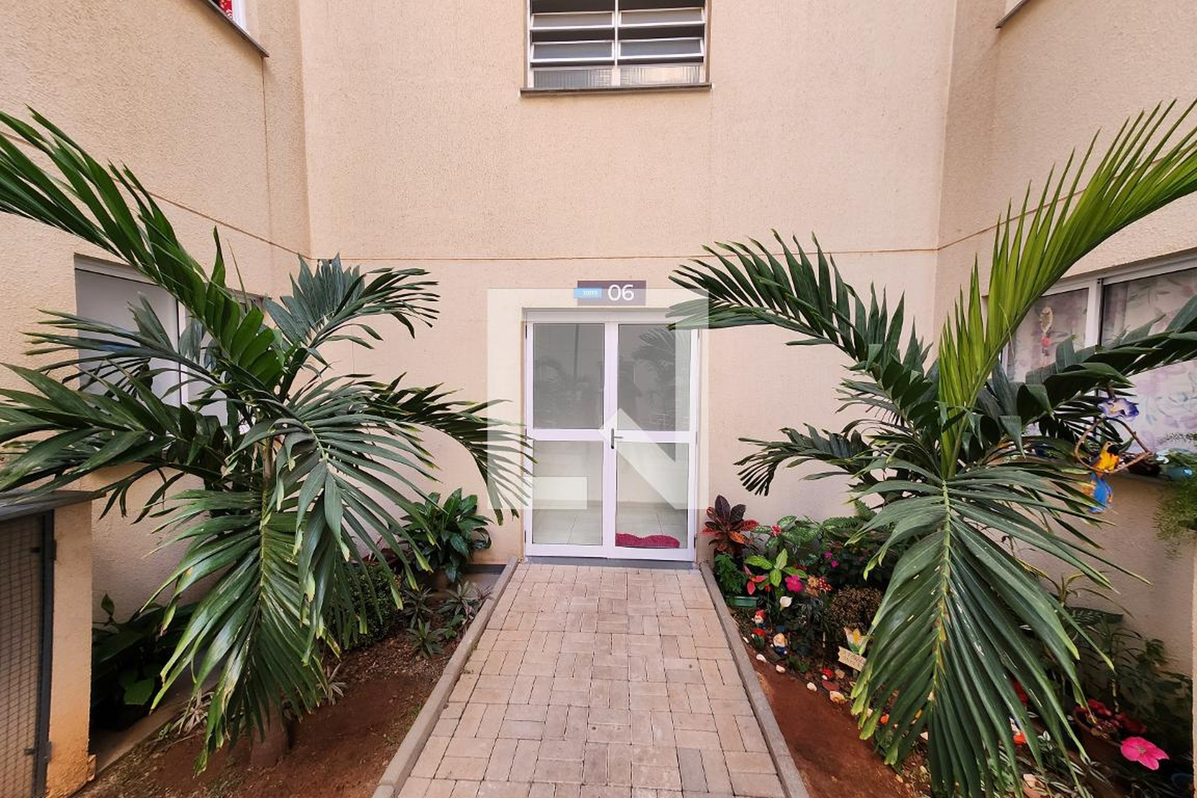 Entrada Condomínio em Estrada Antônio Carlos Martins, 100