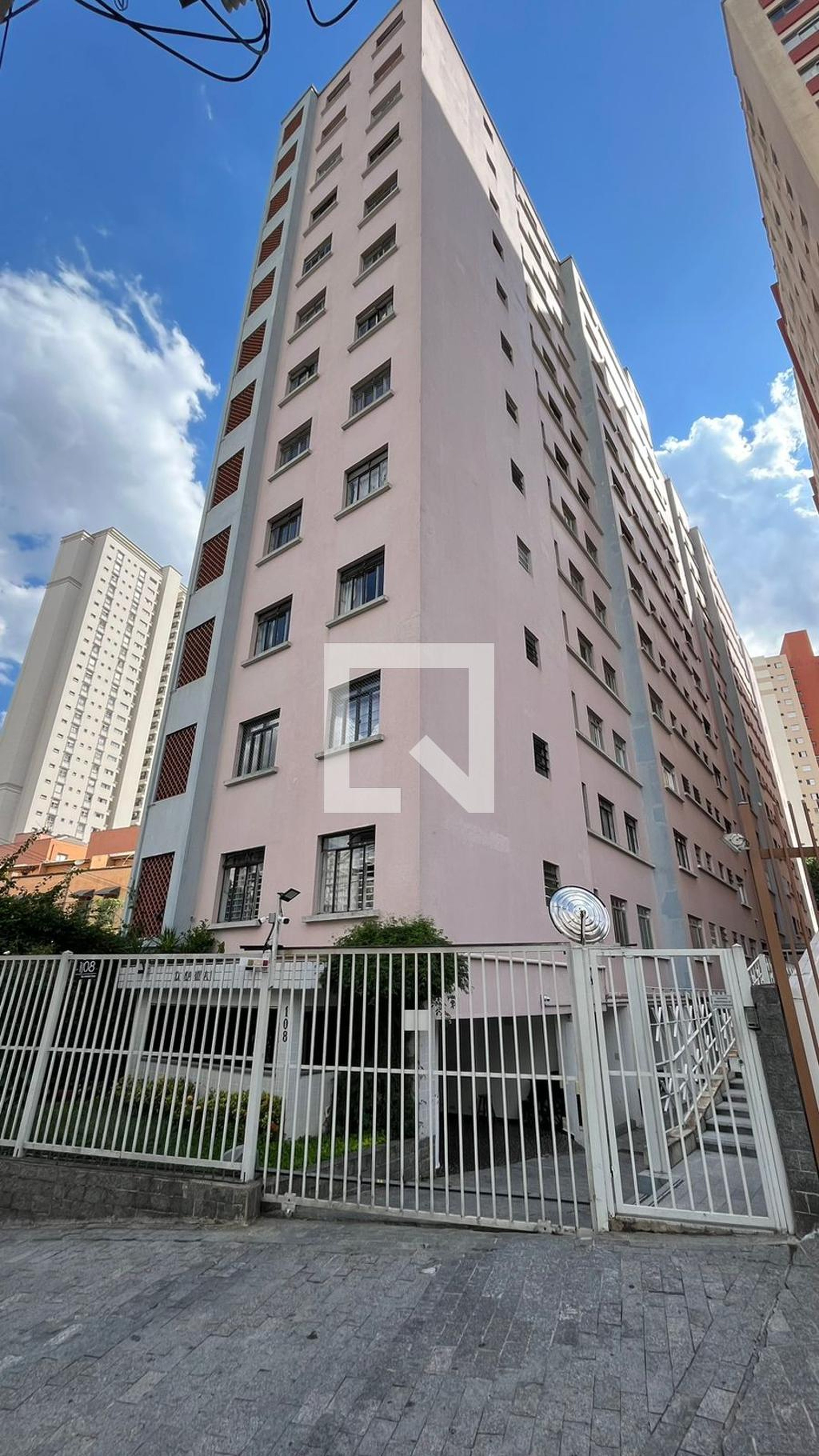 Fachada Condomínio em Rua Almeida Torres, 185