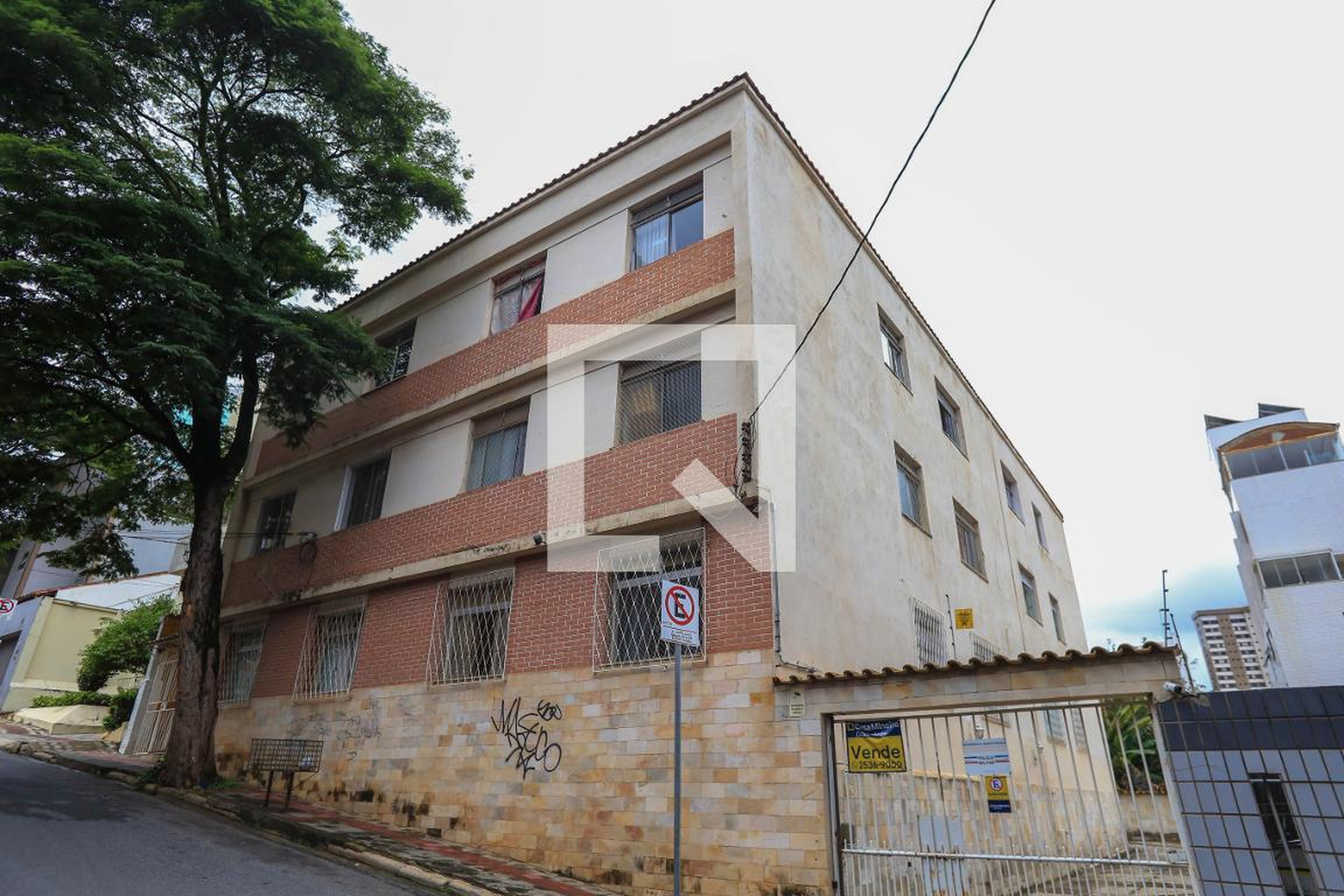 Fachada Condomínio em Rua Joaquim Linhares, 390