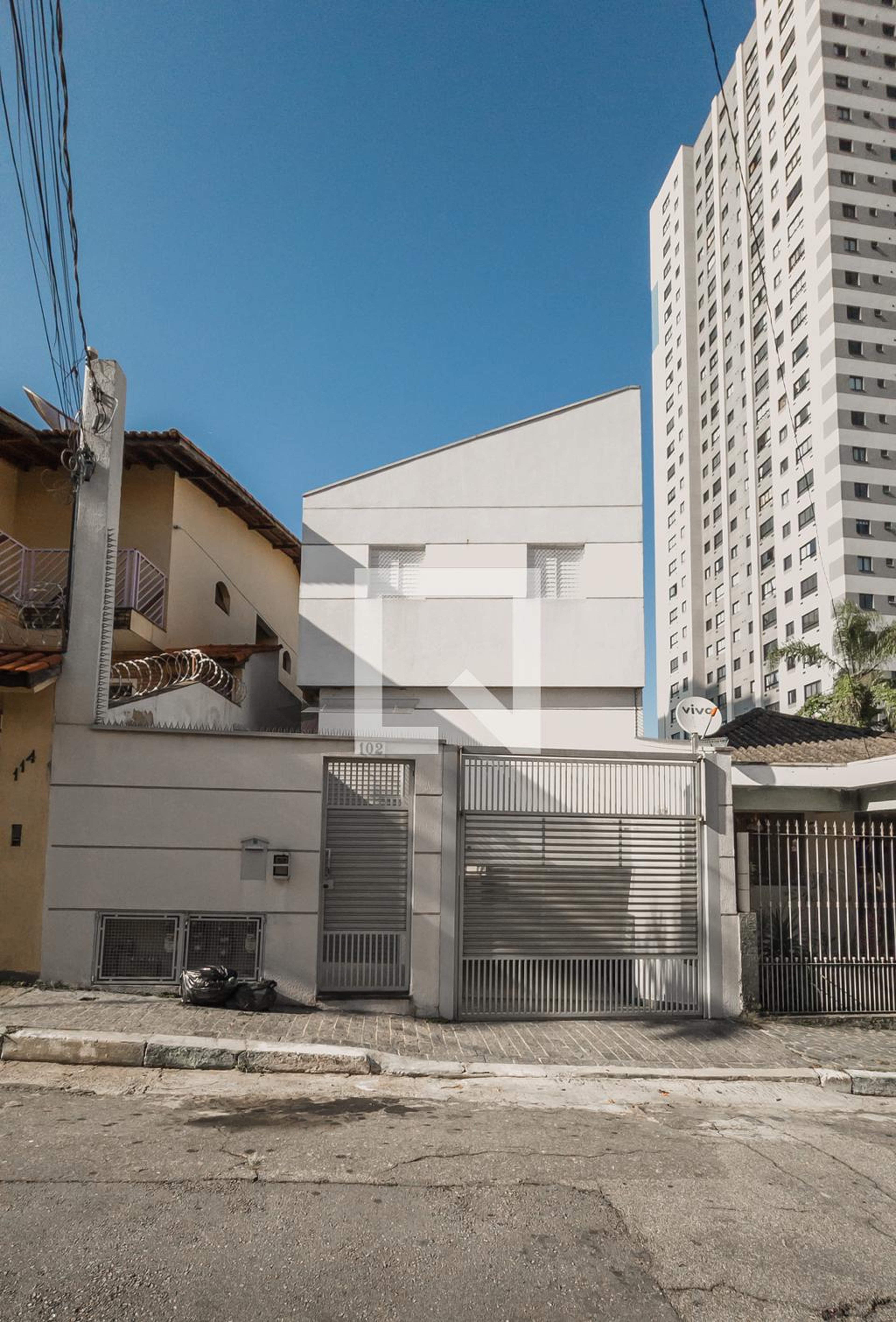 Fachada Condomínio em Rua Hebe, 102