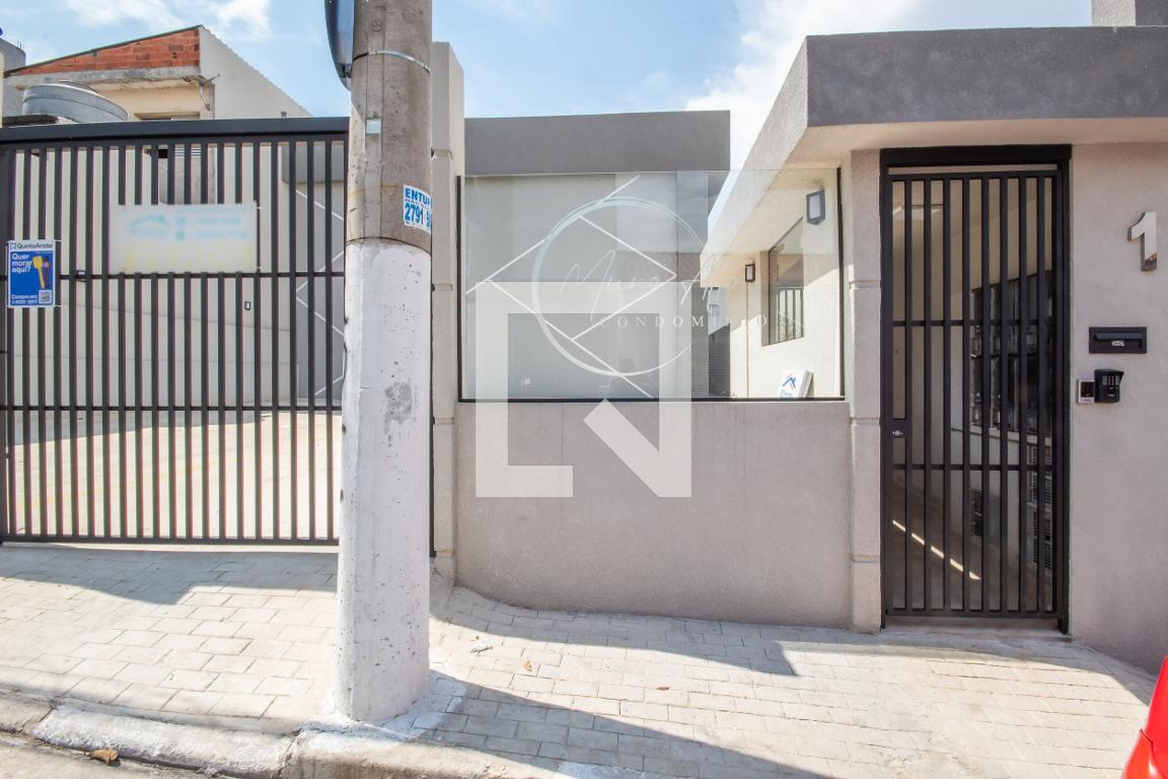 Fachada Condomínio Muro Alto