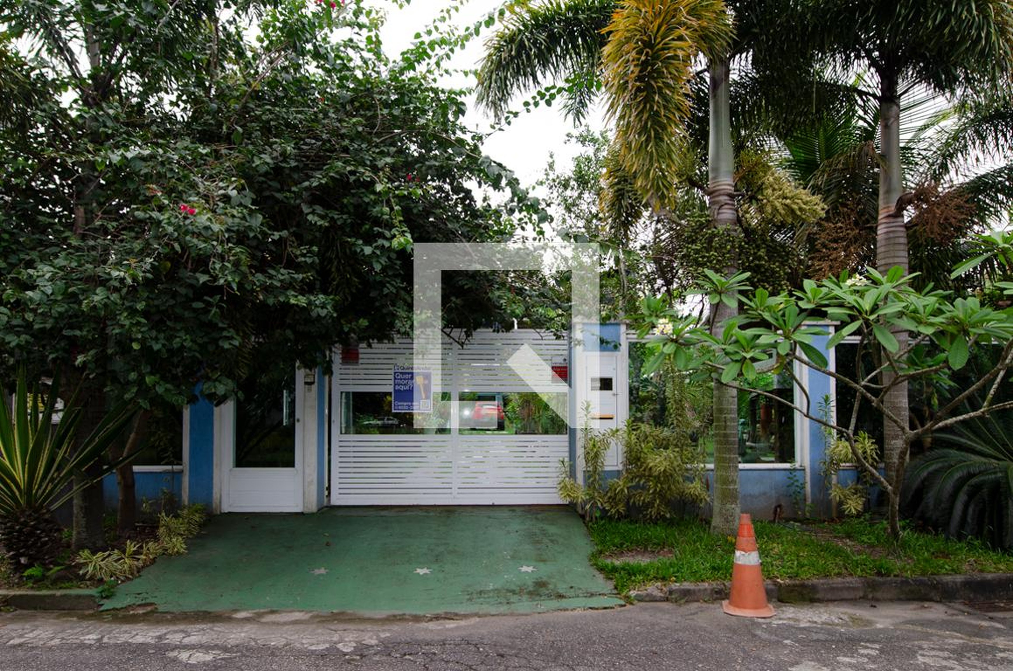 Fachada Condomínio em Rua Flávio Cavalcante, 27