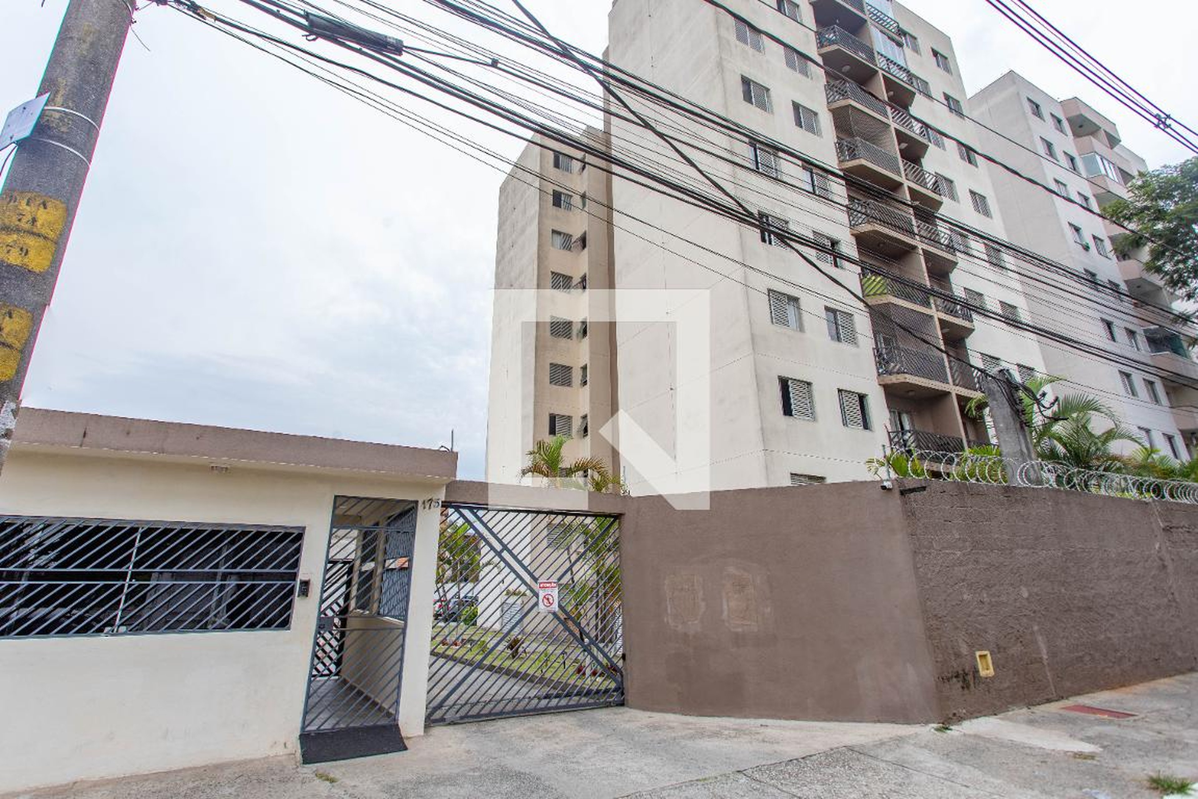Fachada do condomínio Condomínio em Rua Karl Huler, 135