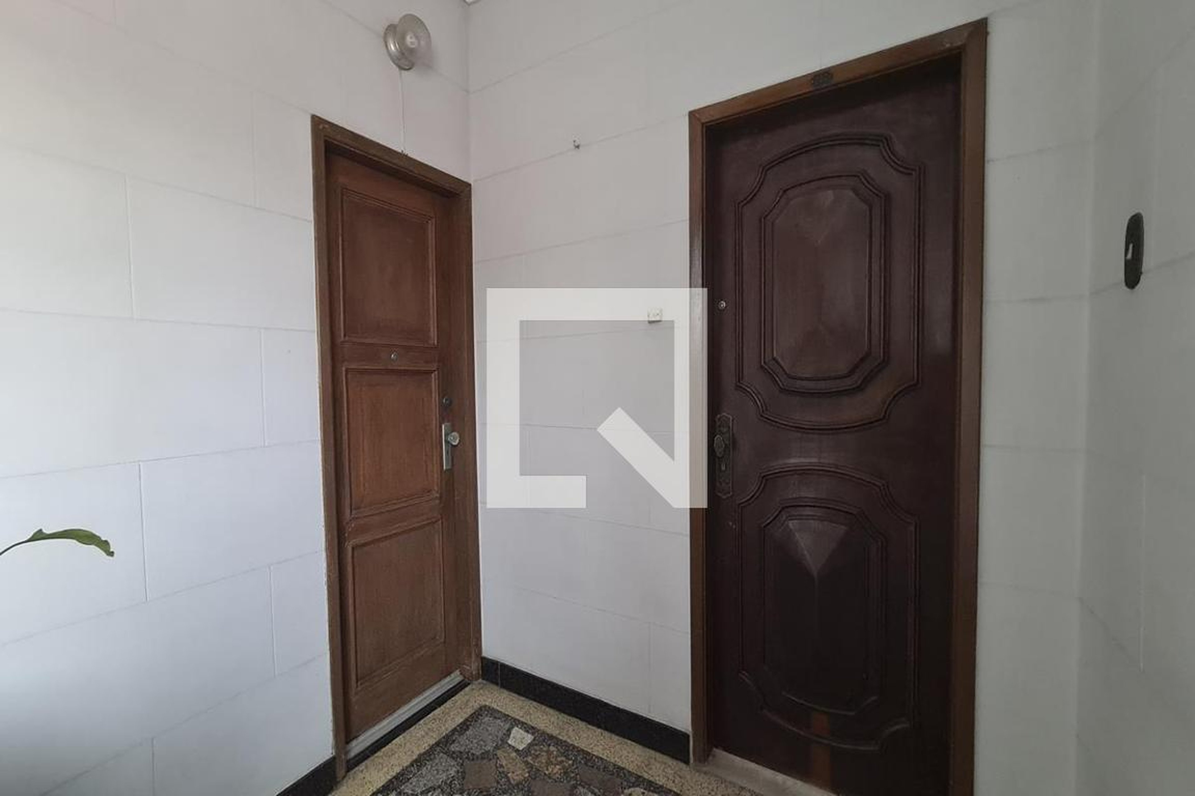 Entrada Condomínio em Rua Afonso Arinos, 31