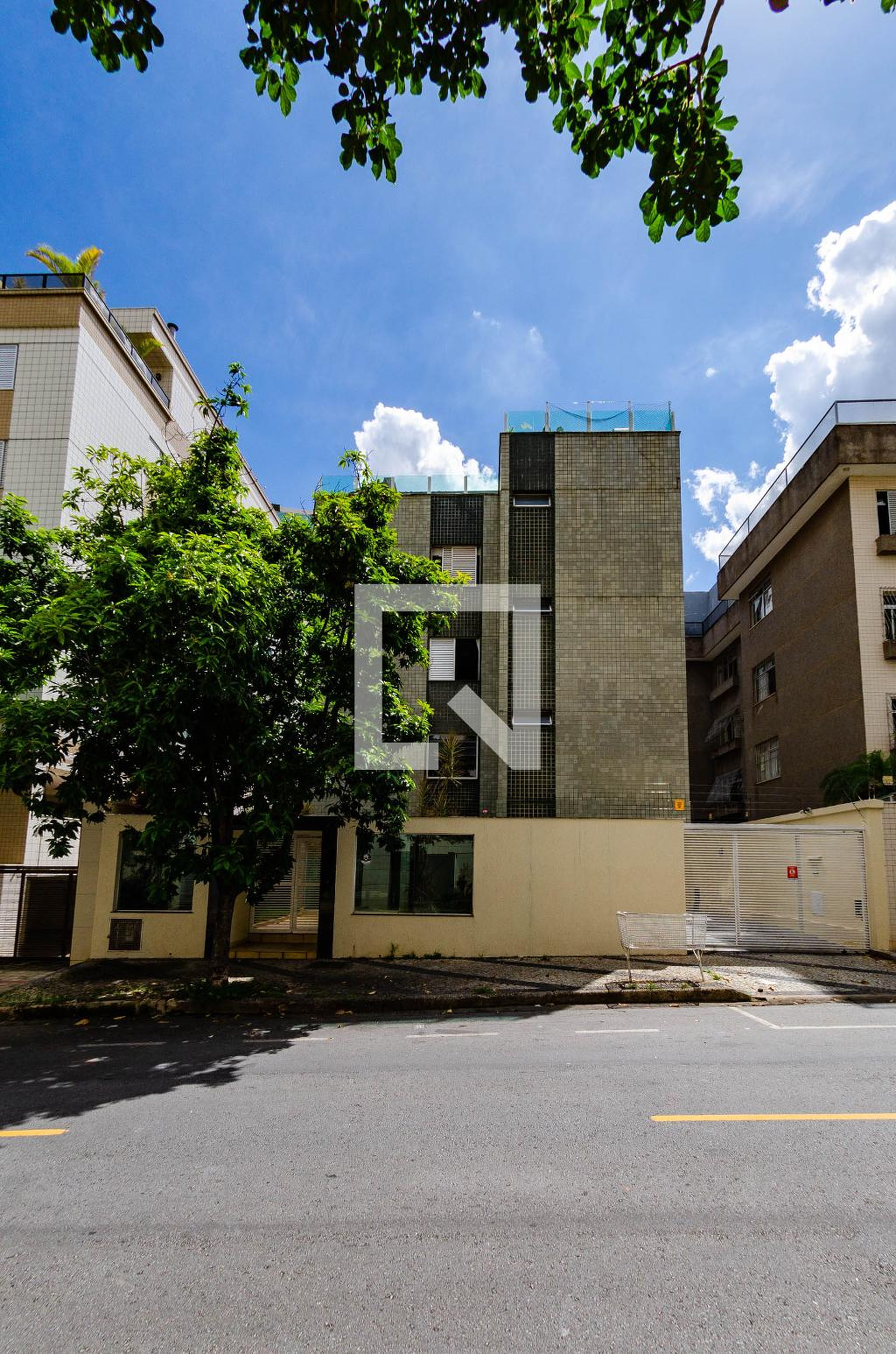 Fachada Condomínio em Rua Marco Aurélio de Miranda, 115