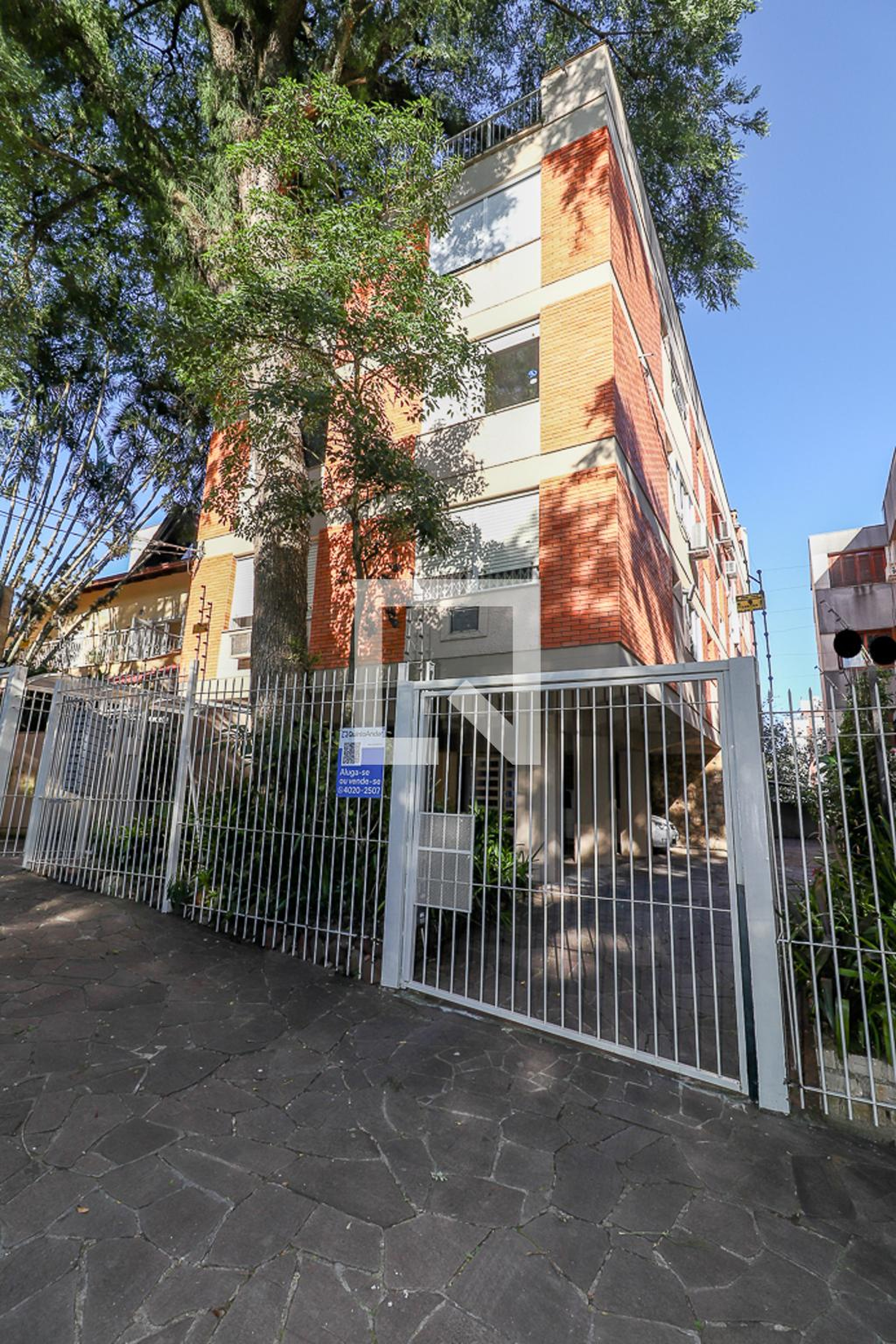 Fachada Condomínio em Rua General Souza Doca, 242