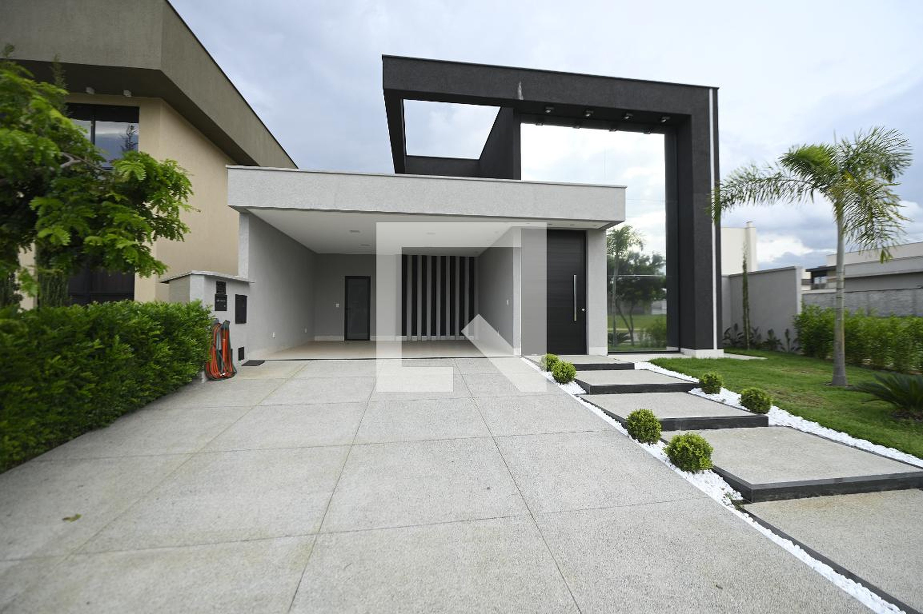 Fachada Condomínio em Rua P 7, 0