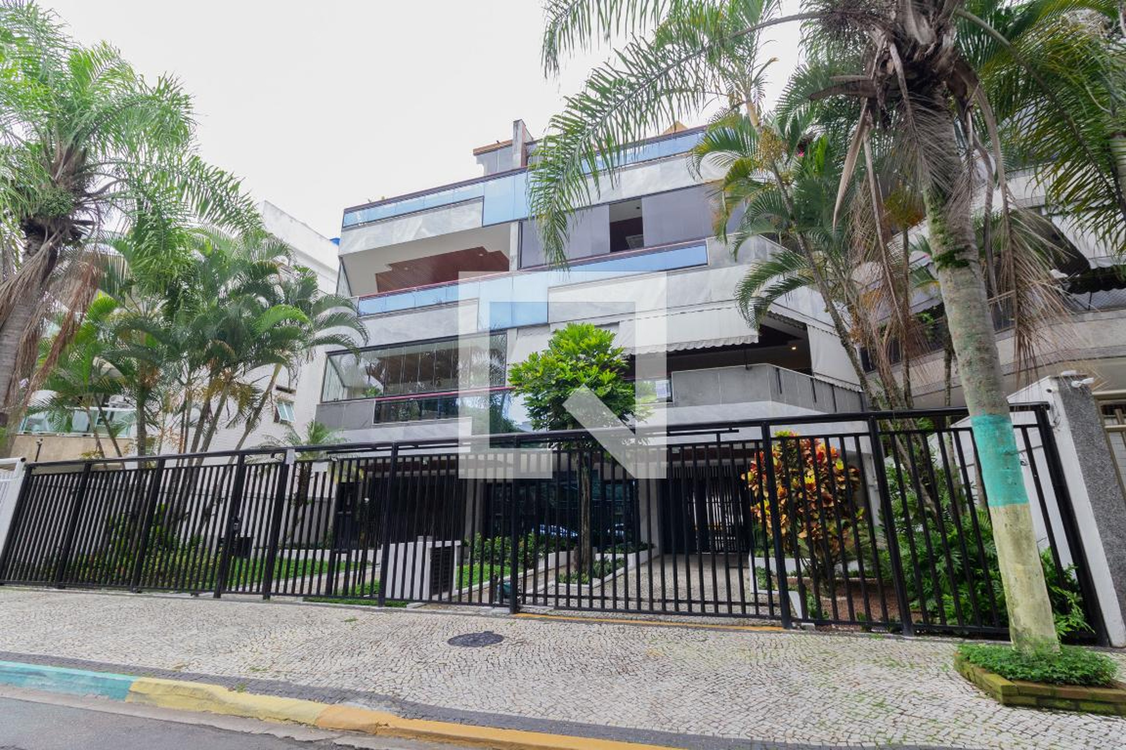 Fachada Condomínio em Rua Hélio Modesto, 40