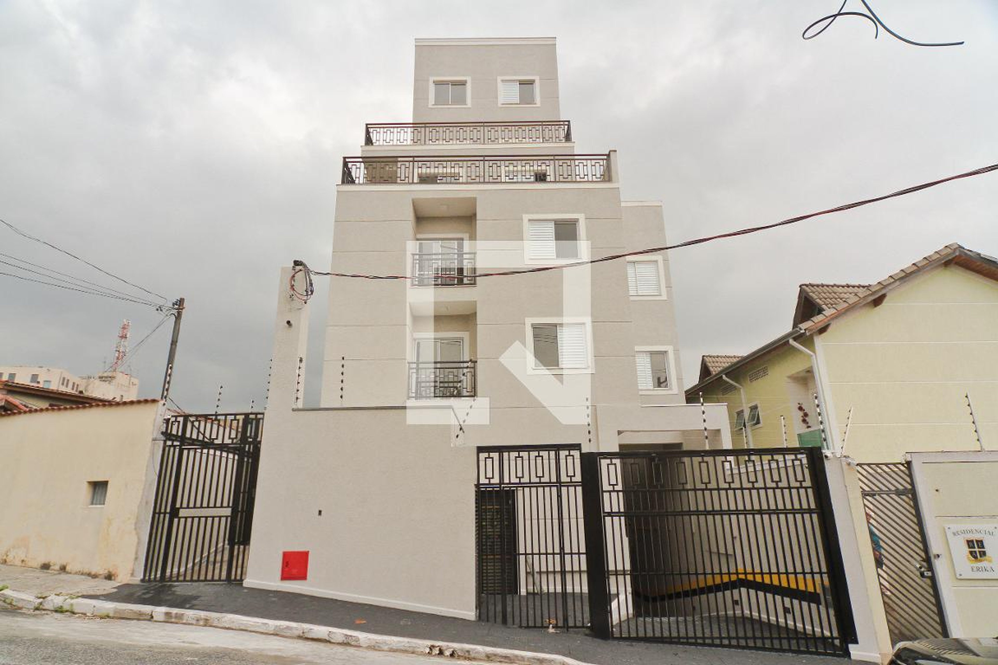 Fachada Condomínio em Rua Heráclito Graça, 136