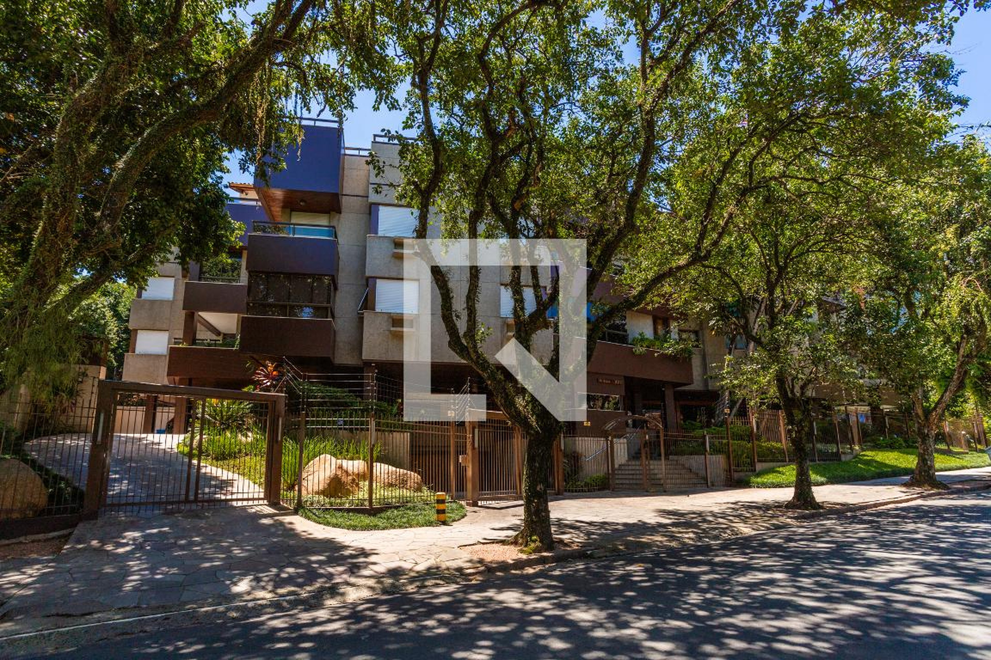 Fachada Condomínio em Rua Pedro Ivo, 970