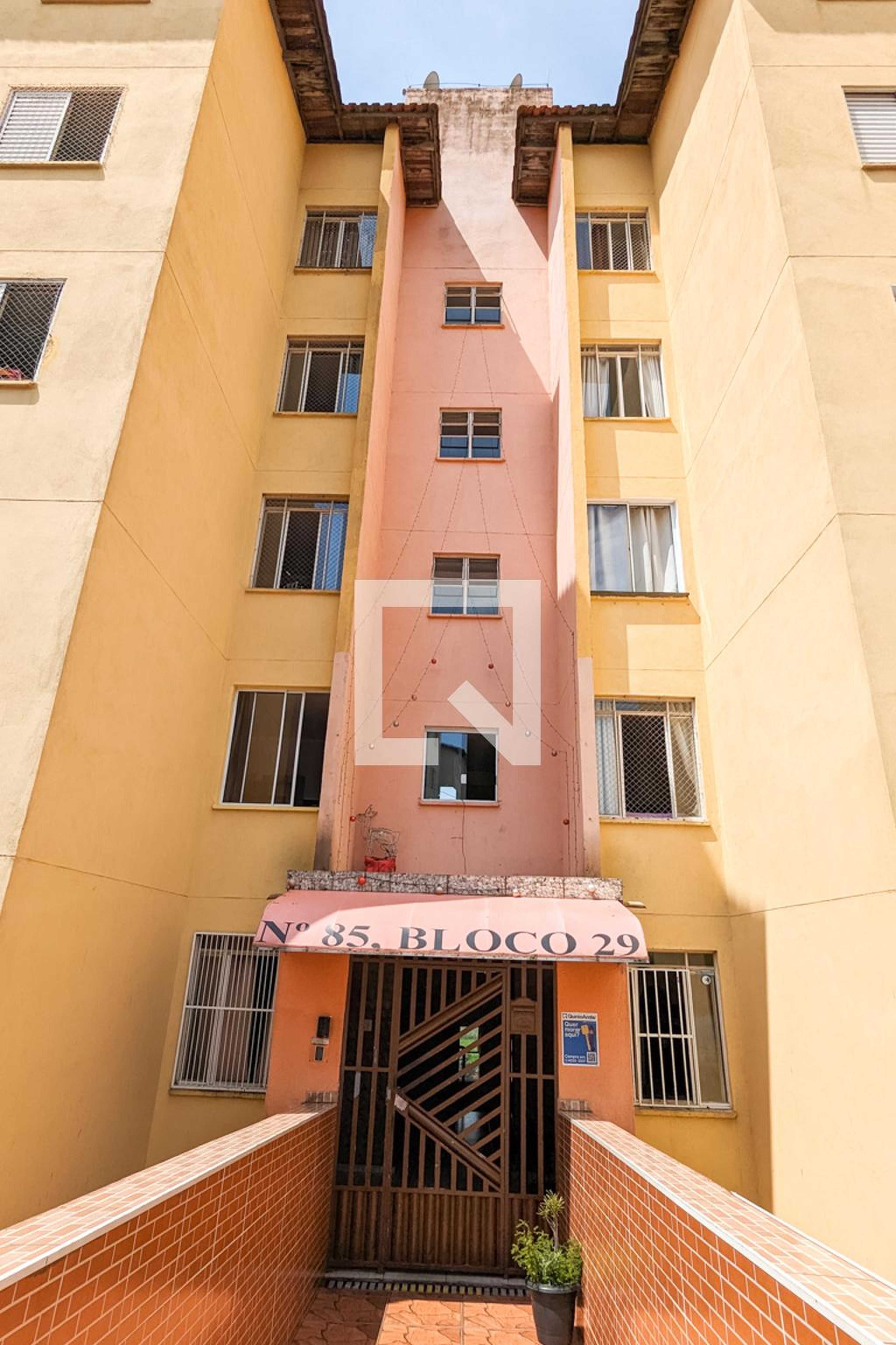 Fachada Condomínio em Rua Constelação, 85