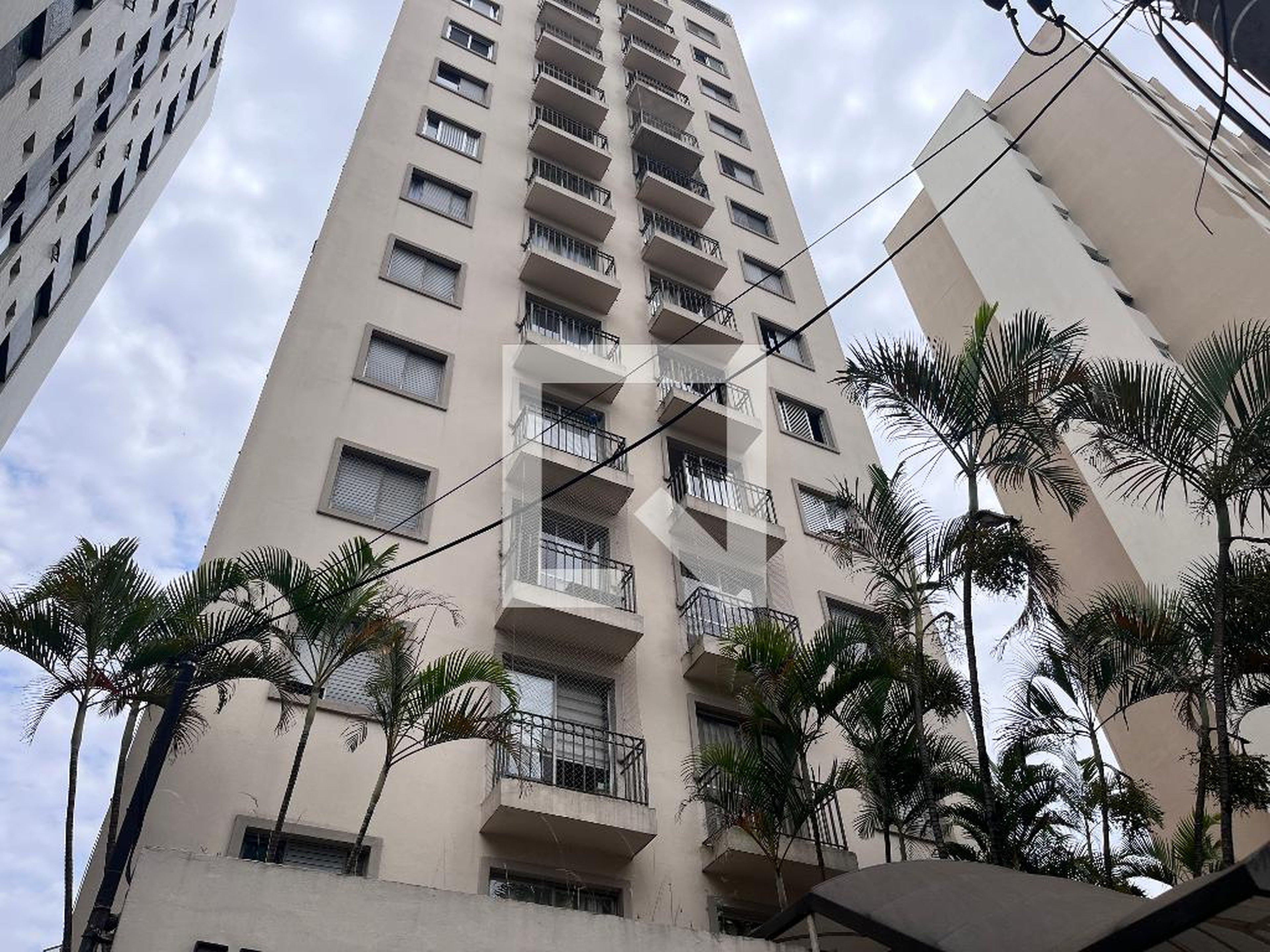 Fachada Condomínio em Rua Tenente Gomes Ribeiro, 42