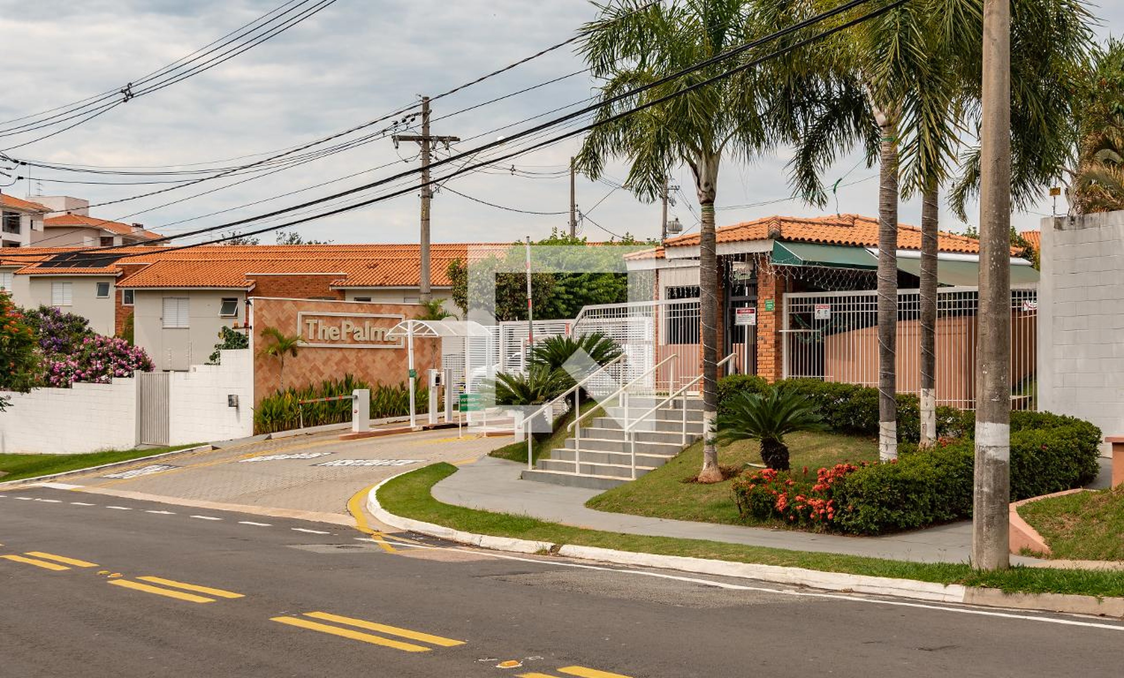 Fachada do Condomínio Condomínio em Rodovia Visconde de Porto Seguro, 100