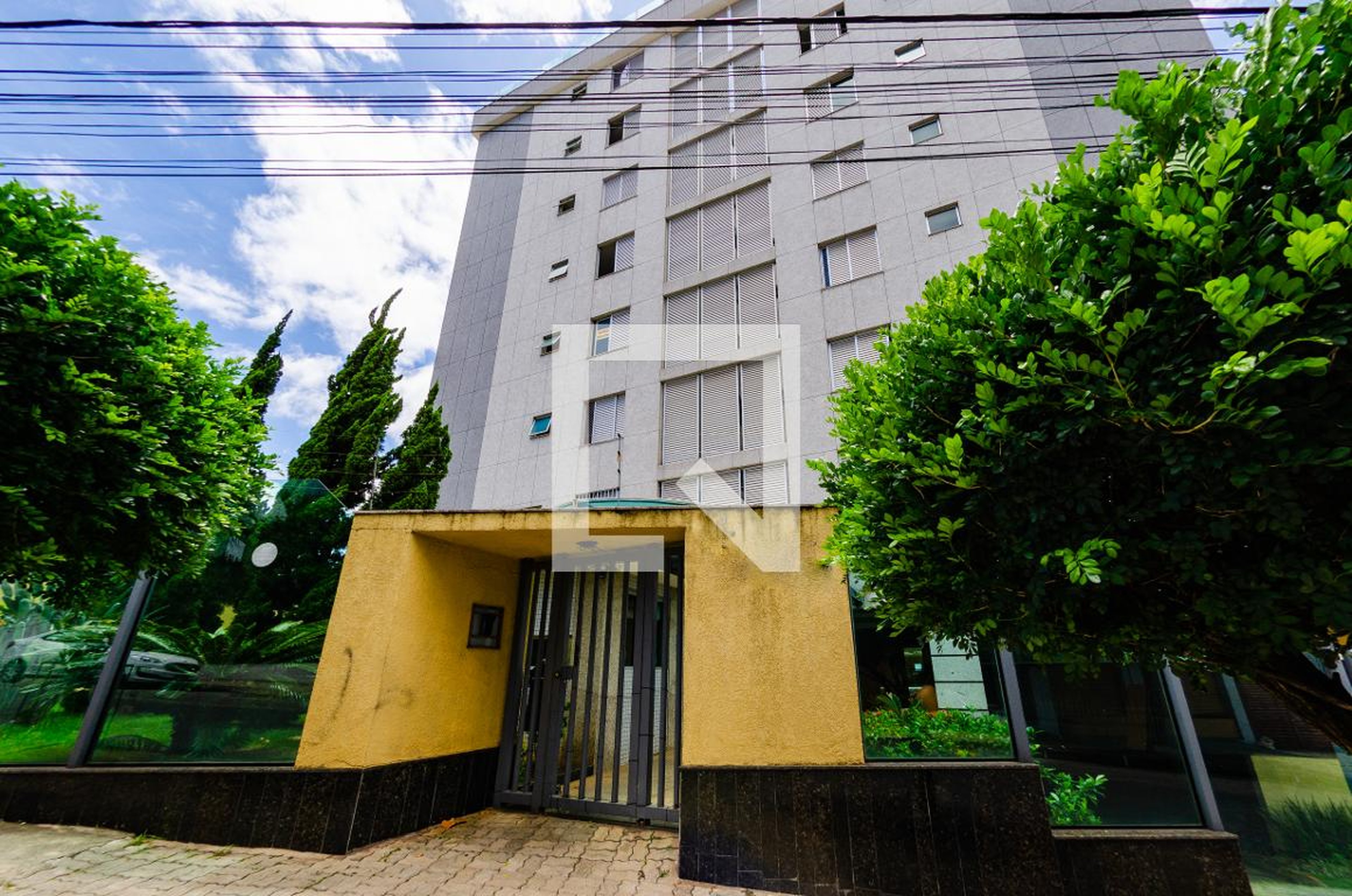 Fachada Condomínio em Rua Curral Del Rei, 597