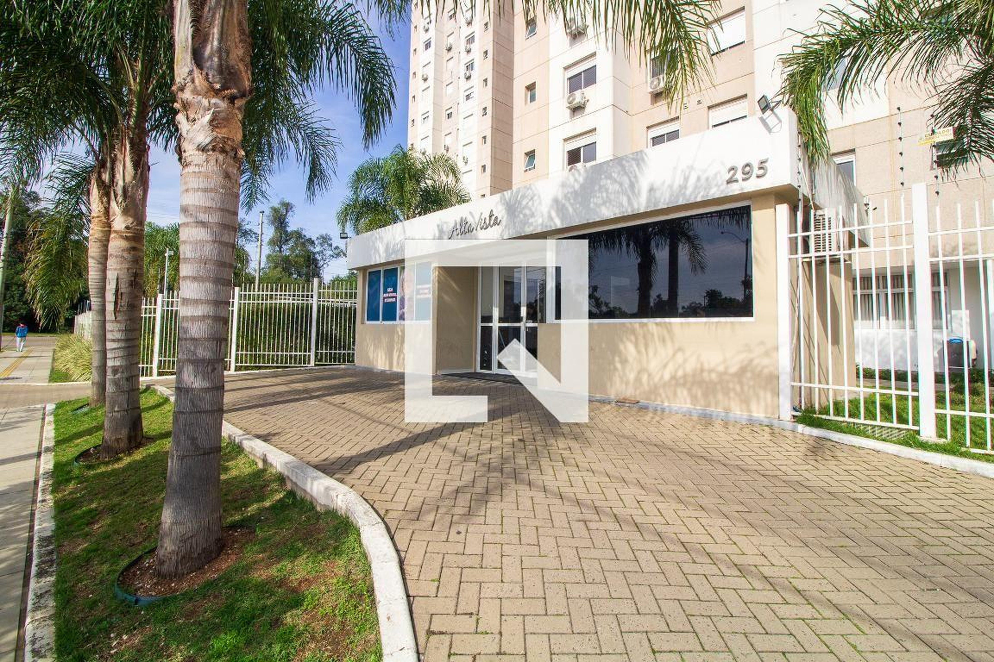 Fachada Condomínio em Rua Airton Ferreira da Silva, 305