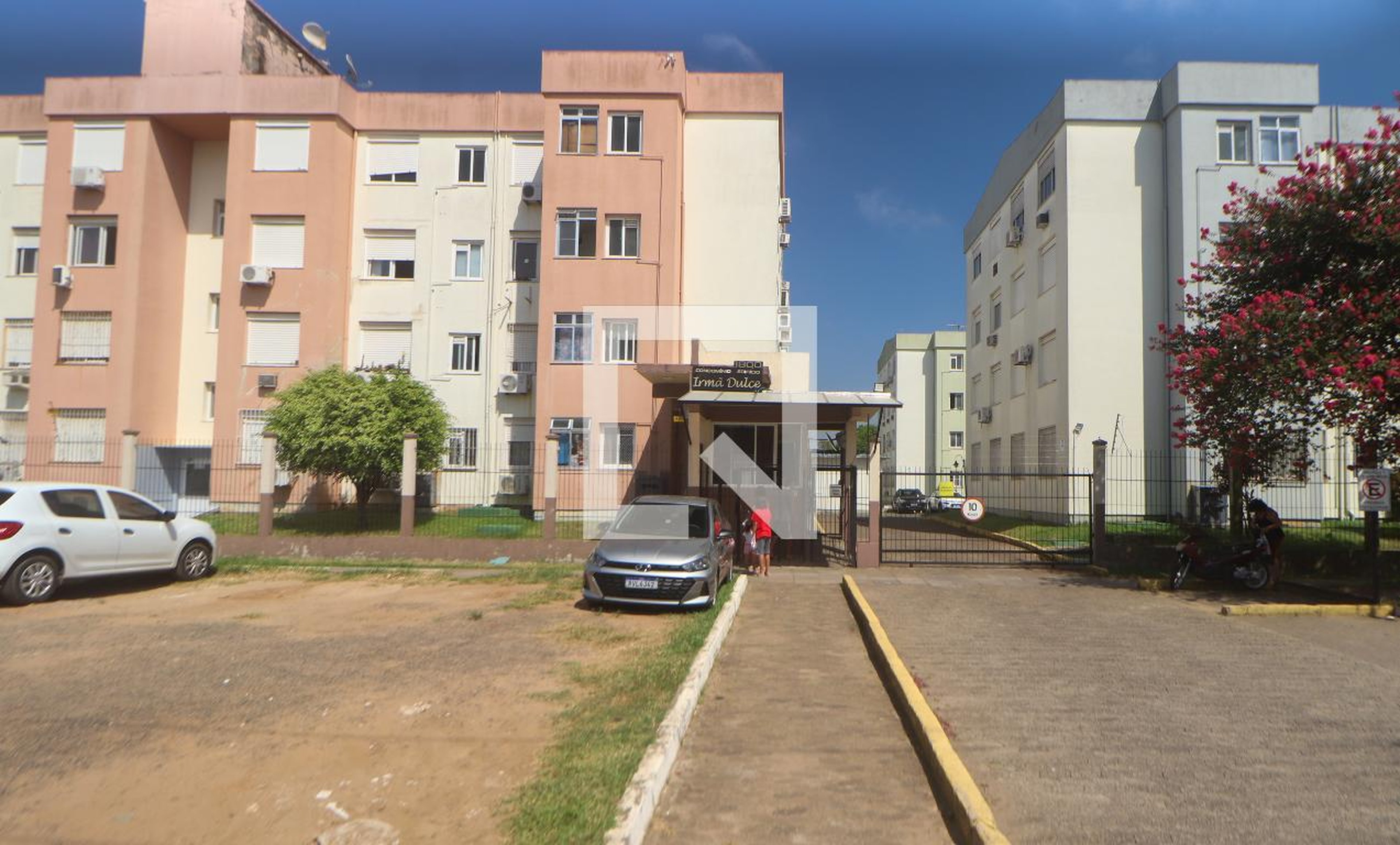 Fachada Condomínio em Rua Irmã Maria José Trevisan, 215