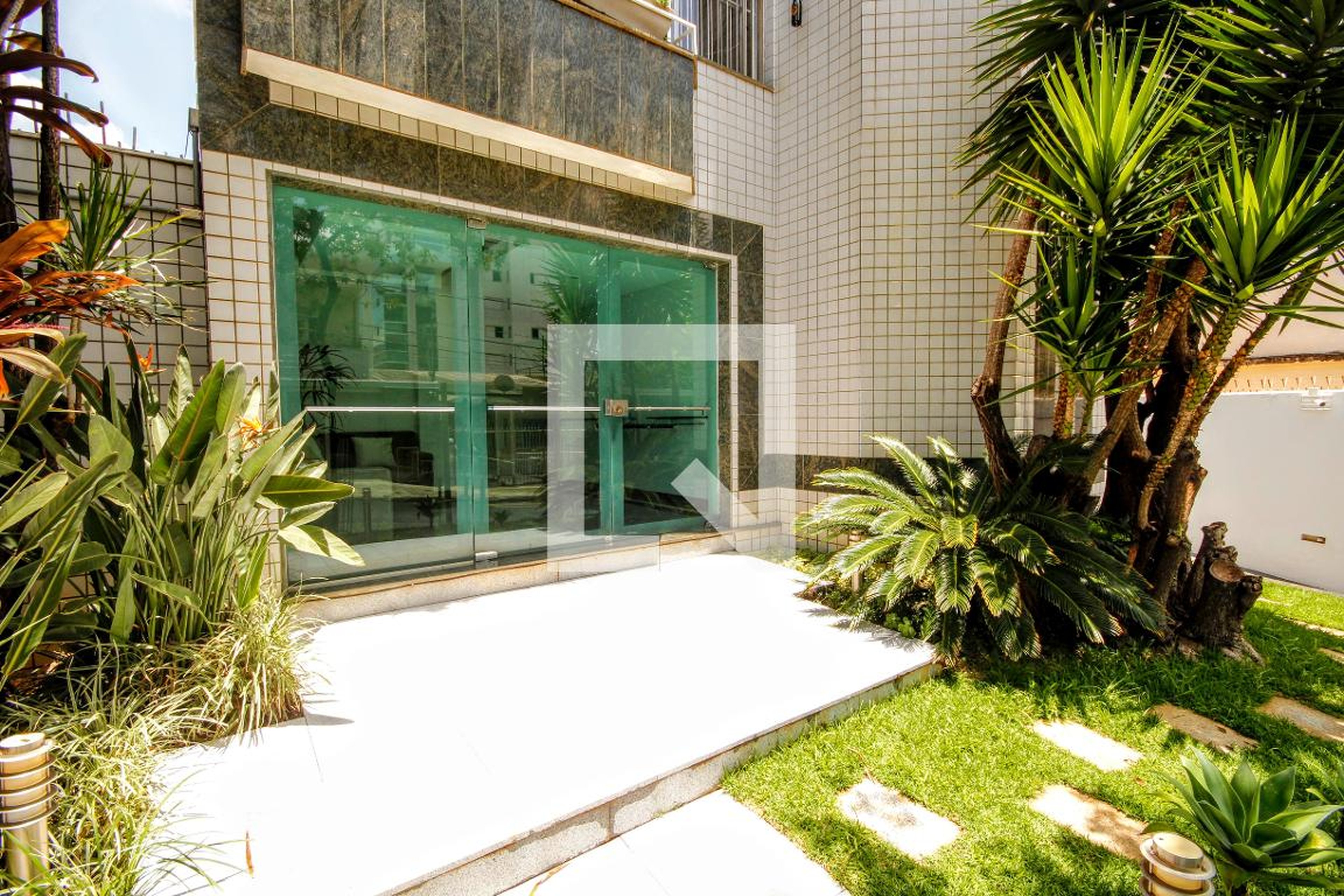 Fachada Condomínio em Rua Carlos Gomes, 43