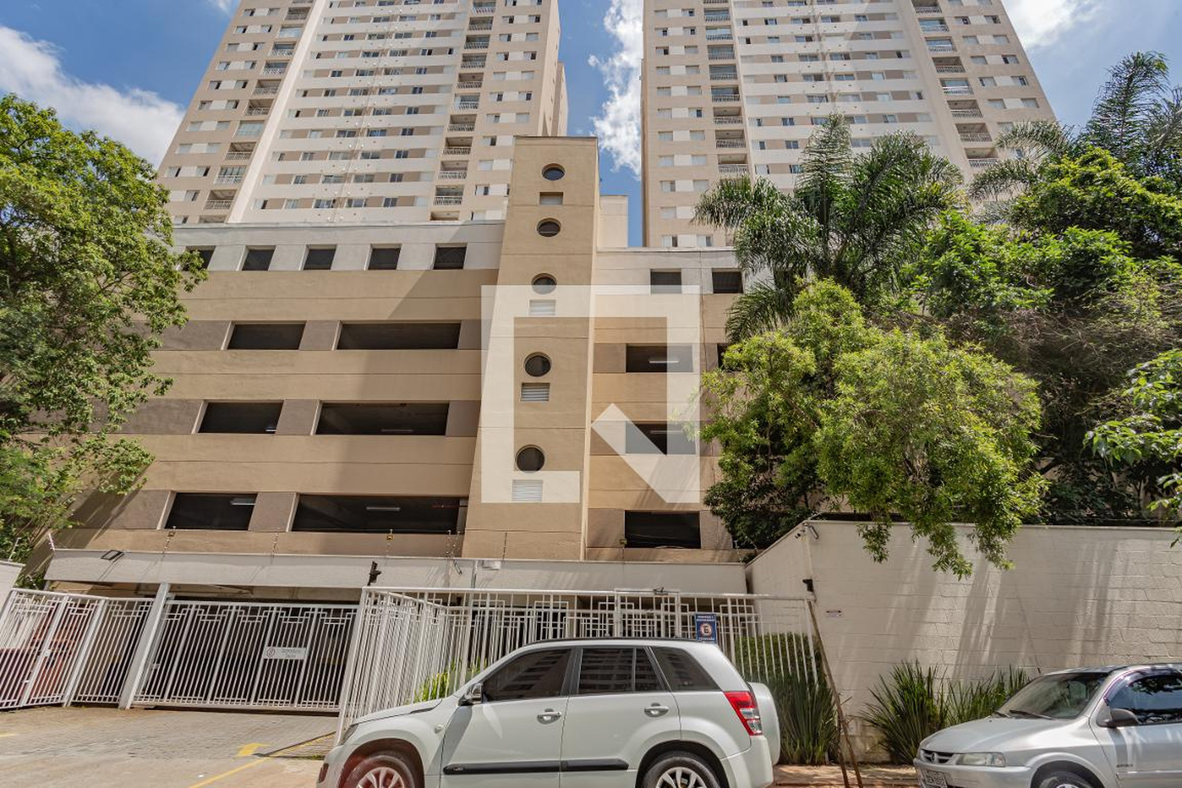 Fachada Condomínio em Rua Adolfo Reile, 6667