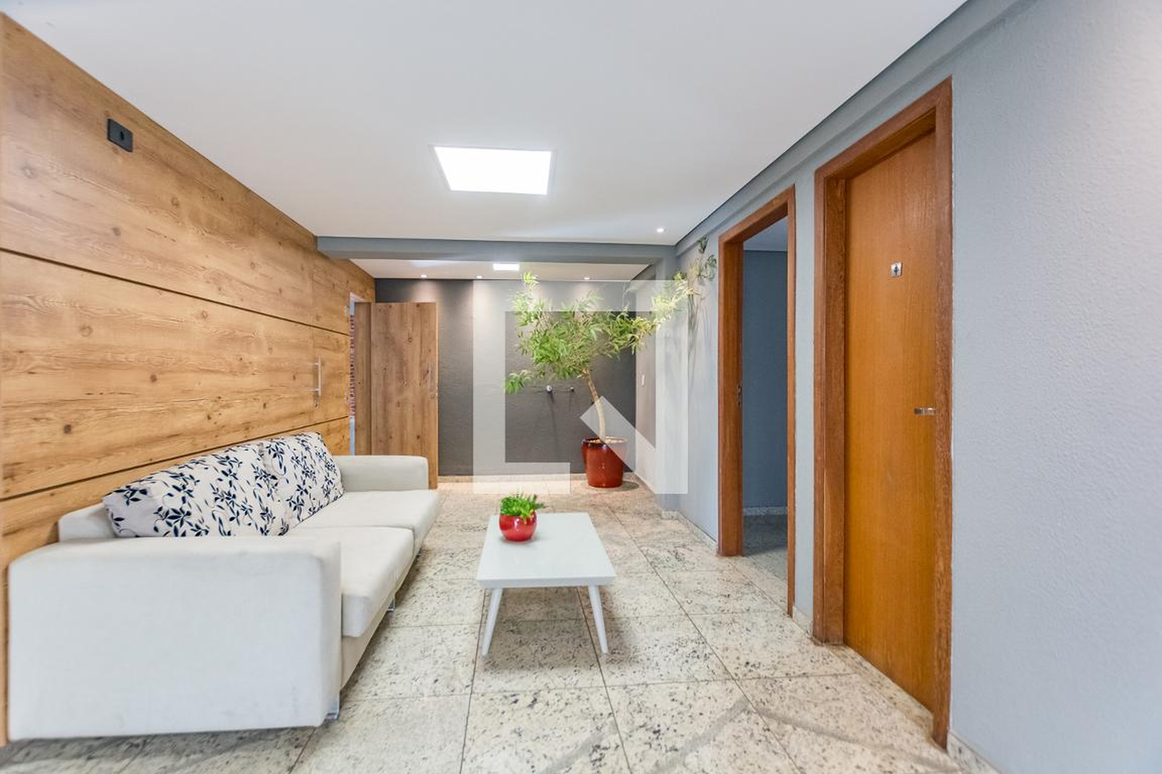 Hall de entrada Condomínio em Rua Tereza Mota Valadares, 486