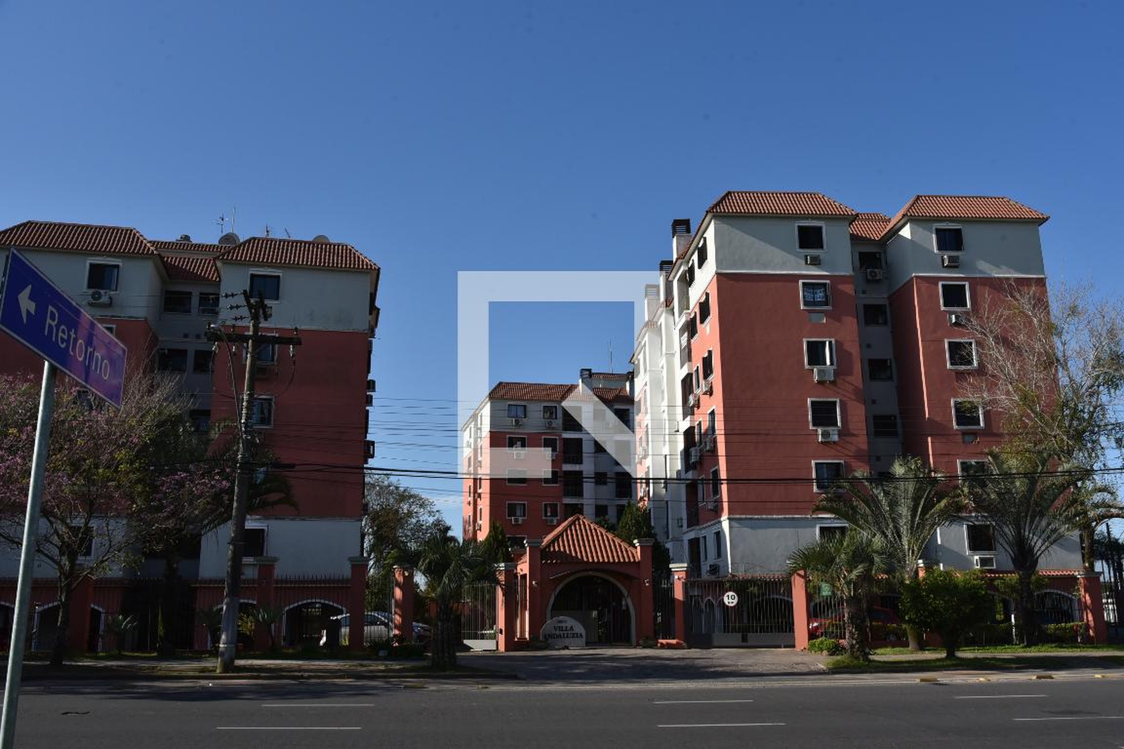 Fachada do condomínio Condomínio Villa Andaluzia